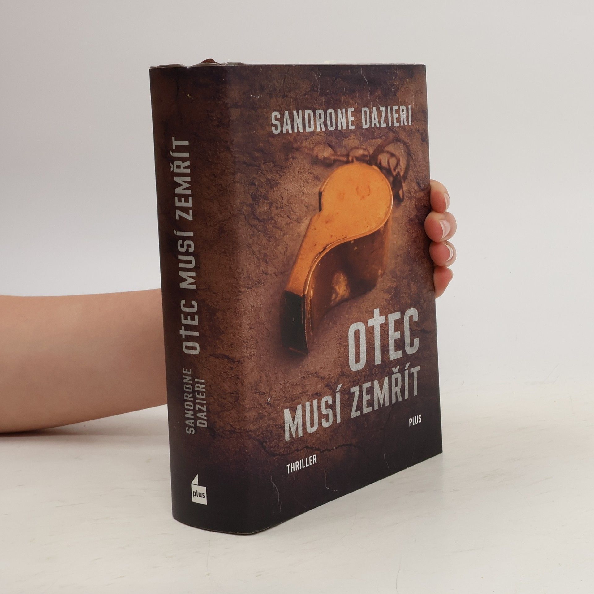 Sandrone Dazieri Otec musí zemřít