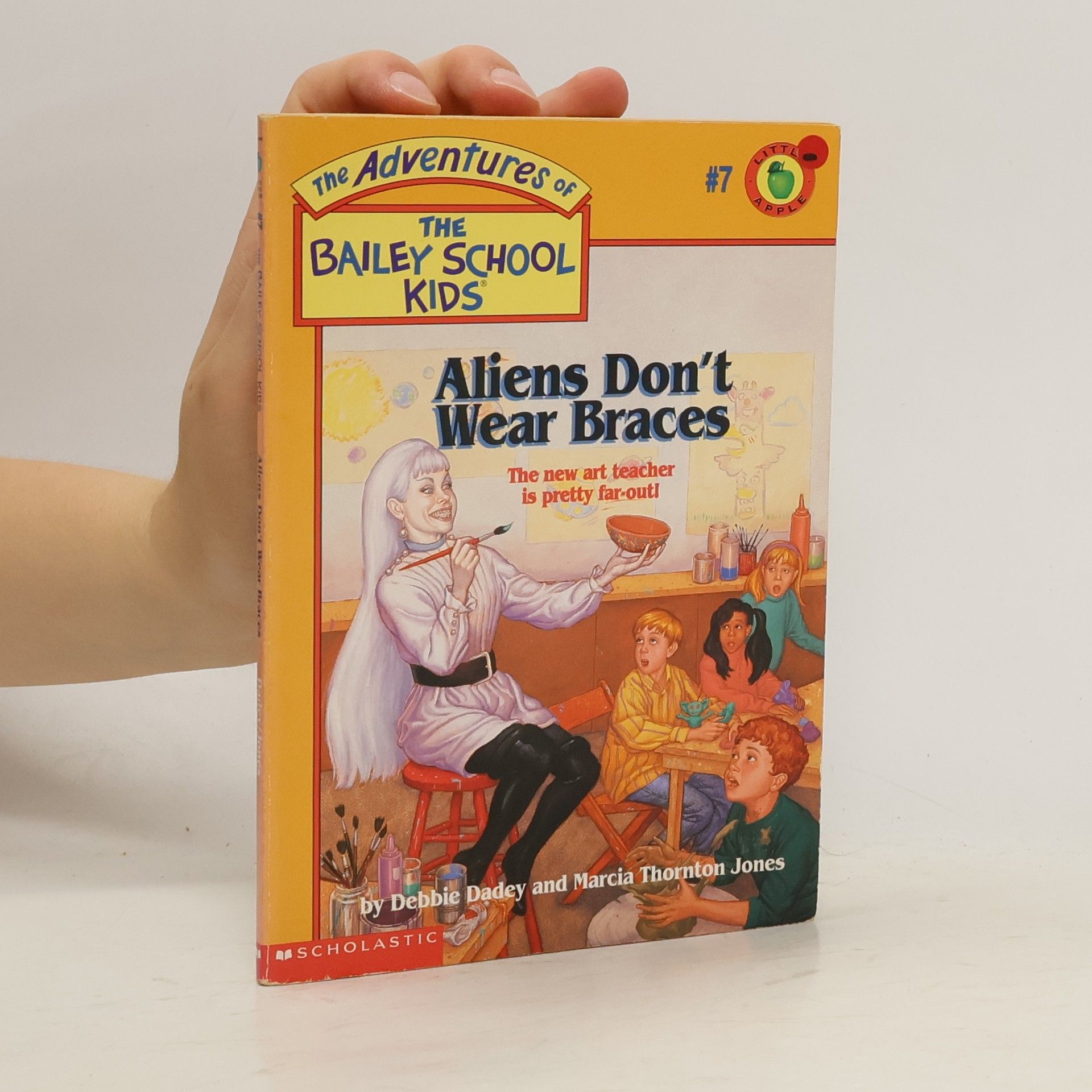 Debbie Dadey Aliens don't wear braces