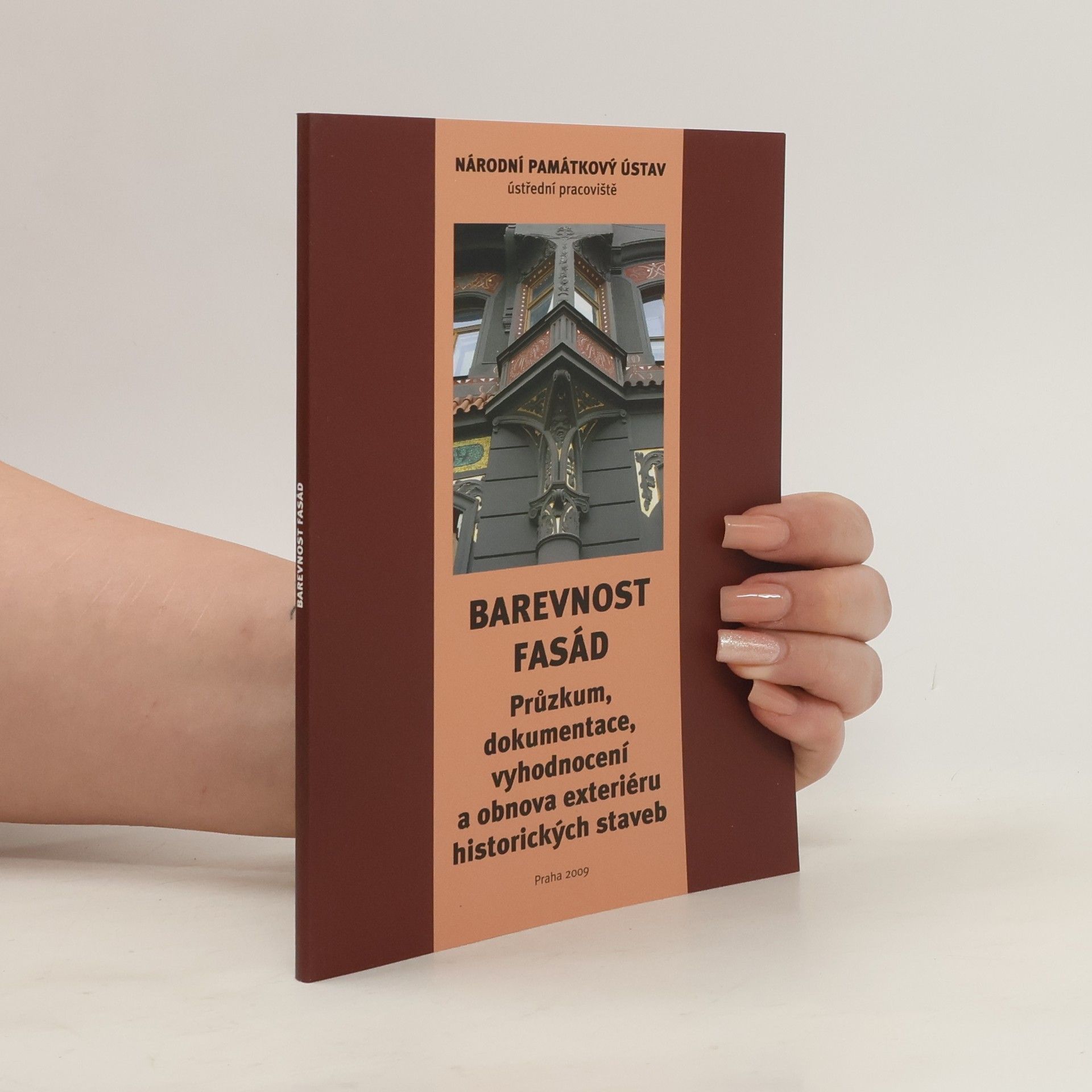 Collective Barevnost fasád. Průzkum, dokumentace, vyhodnocení a obnova exteriéru historických staveb