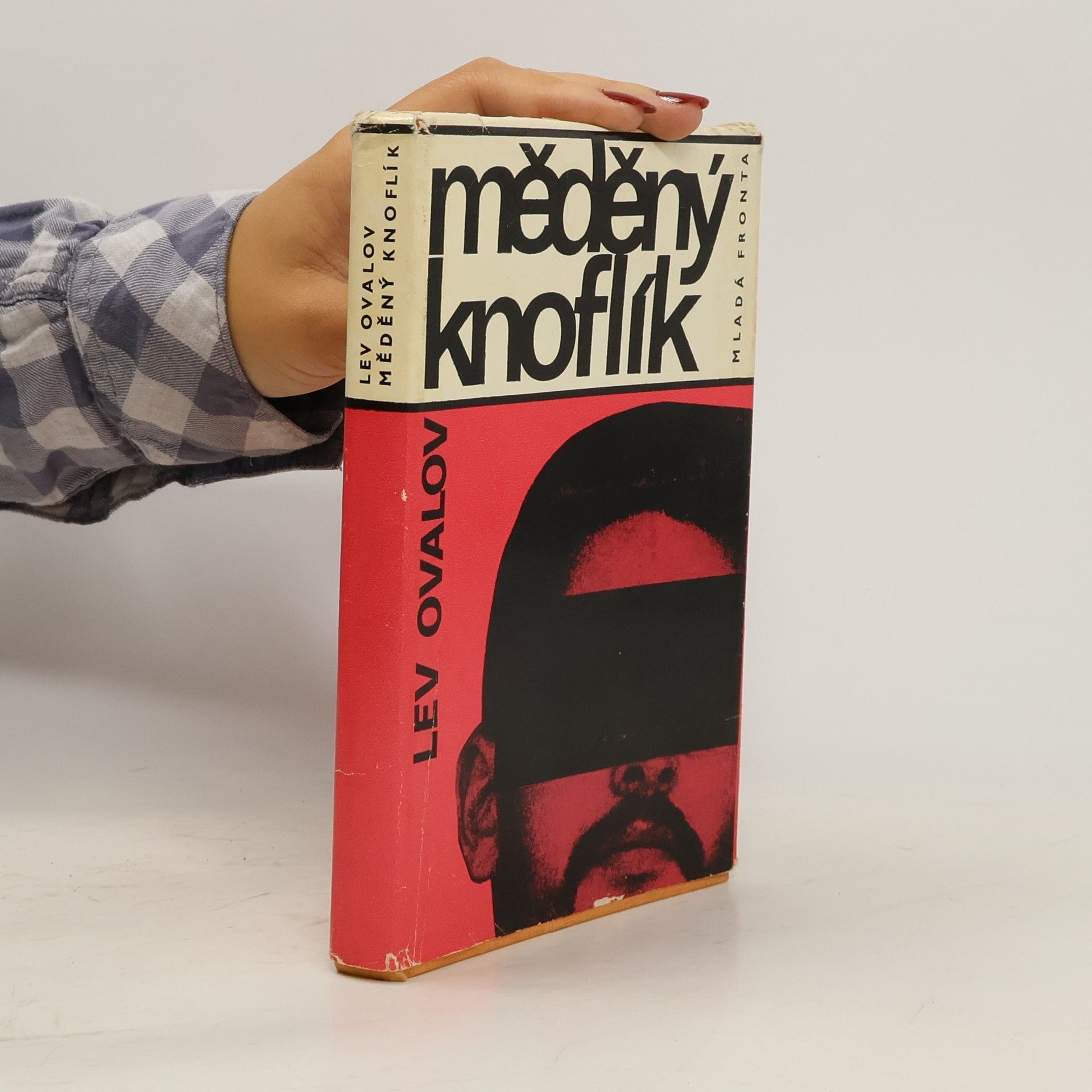 Ovalov Lev Měděný knoflík