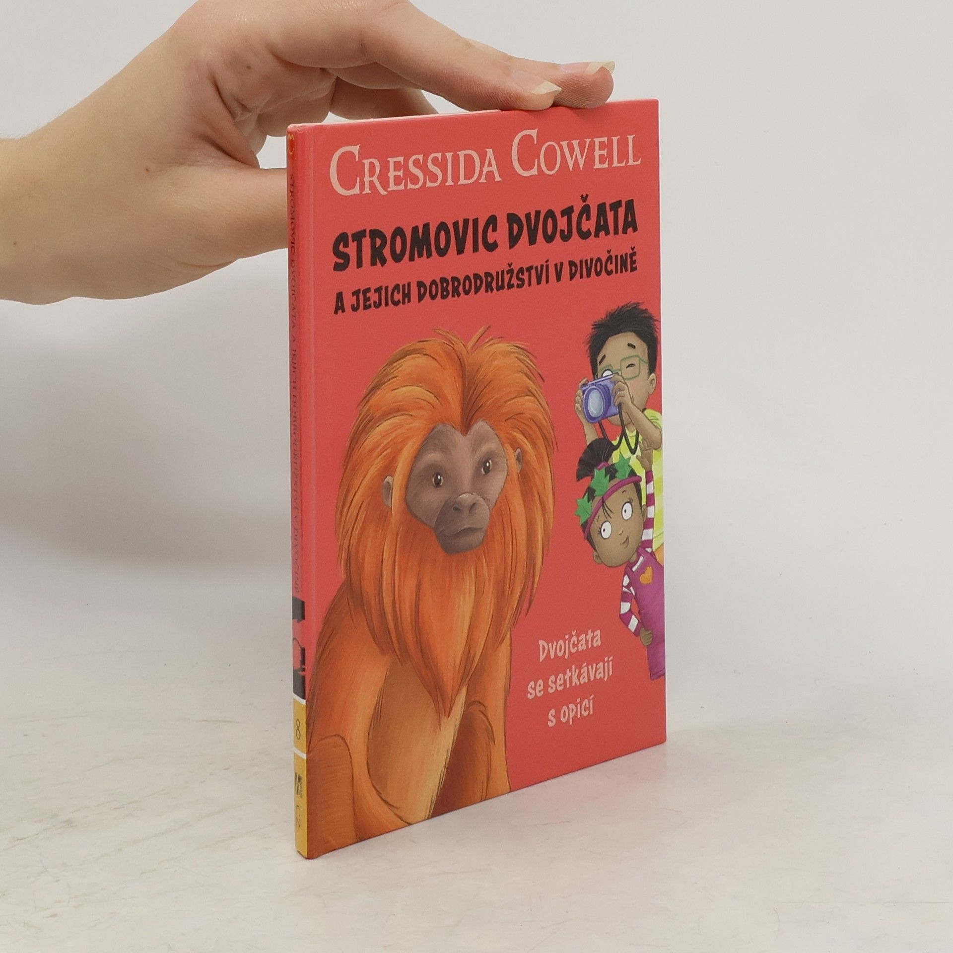 Cressida Cowell Stromovic dvojčata a jejich dobrodružství v divočině. Dvojčata se setkávají s opicí
