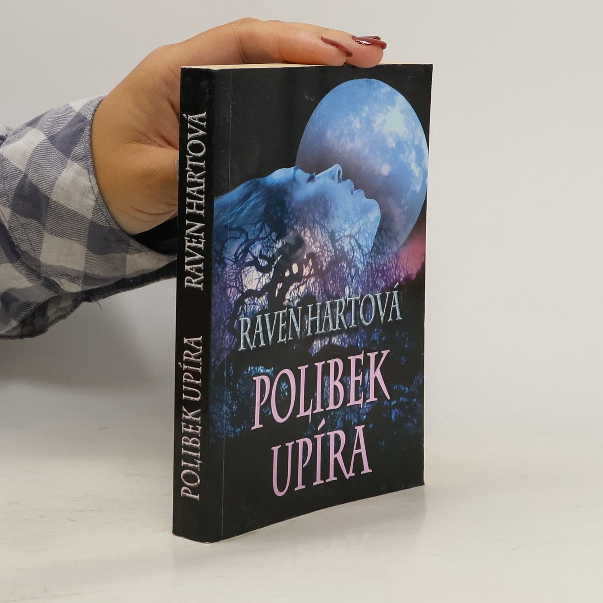 Raven Hart Polibek upíra