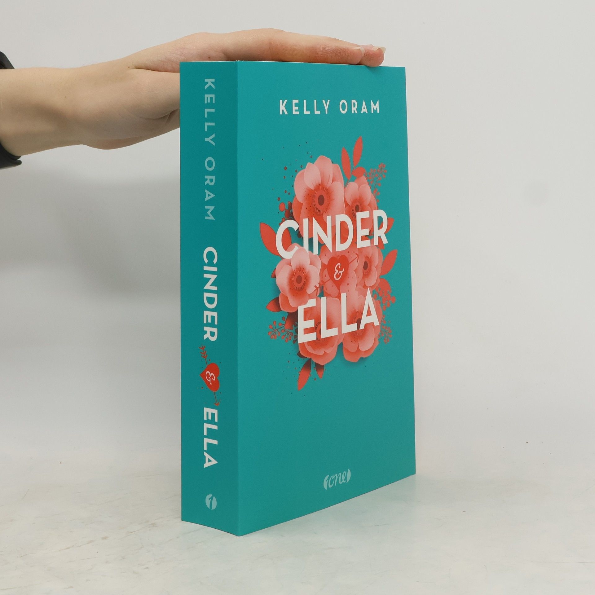 Kelly Oram Cinder & Ella 1
