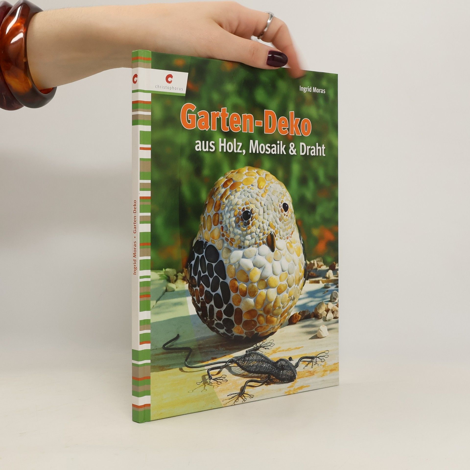 Ingrid Moras Garten-Deko aus Holz, Mosaik & Draht