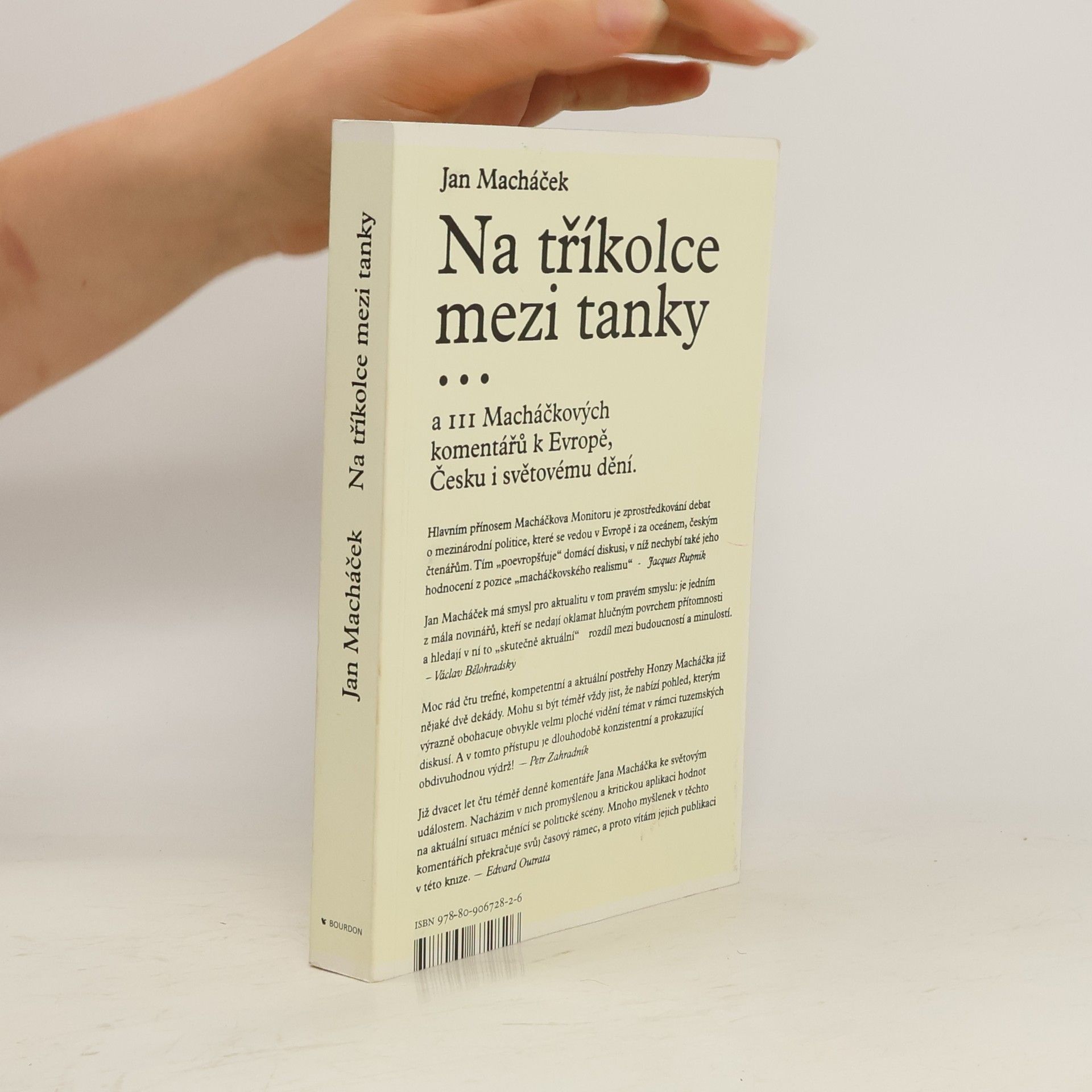 Jan Macháček Na tříkolce mezi tanky... a 111 Macháčkových komentářů k Evropě, Česku i světovému dění