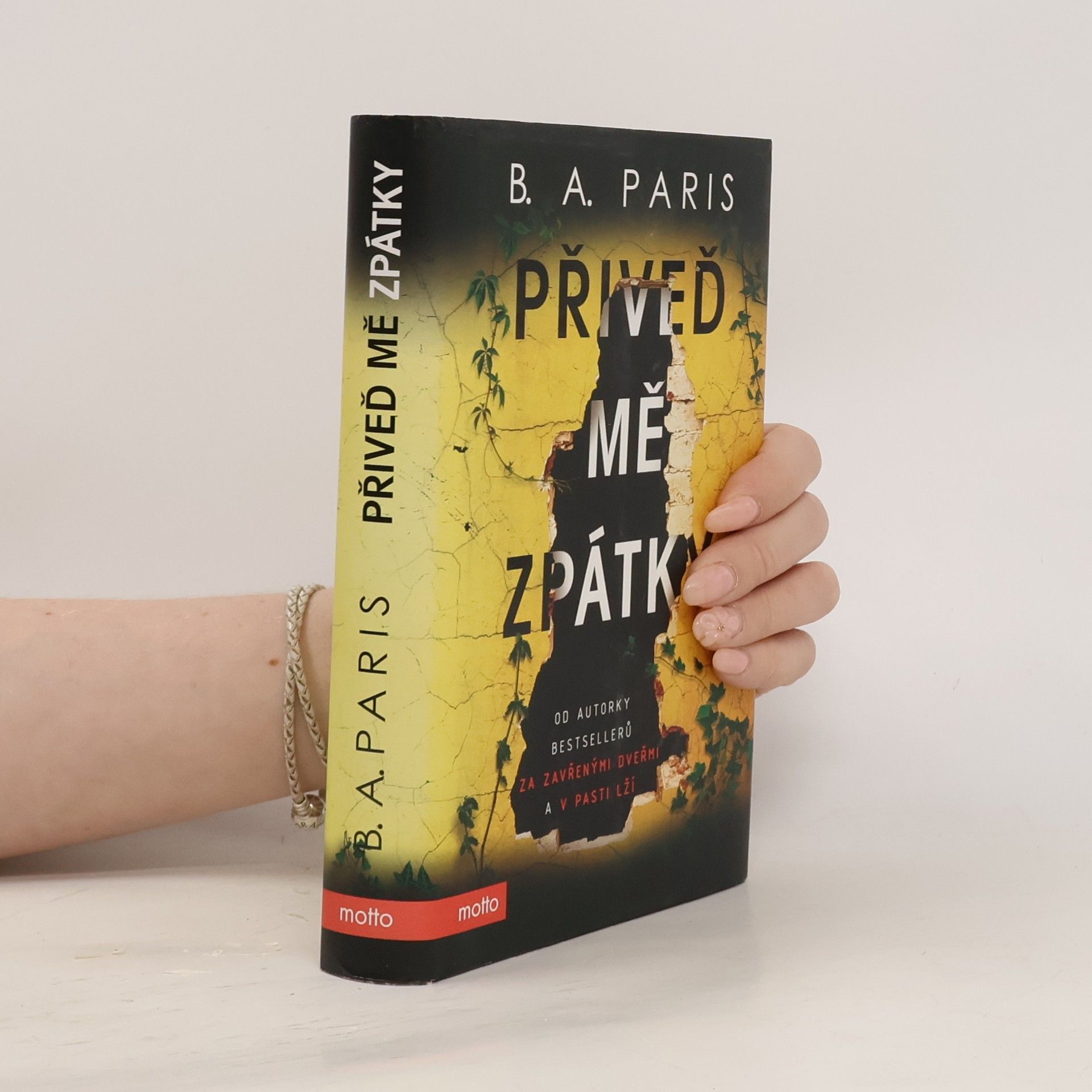 B. A. Paris Přiveď mě zpátky
