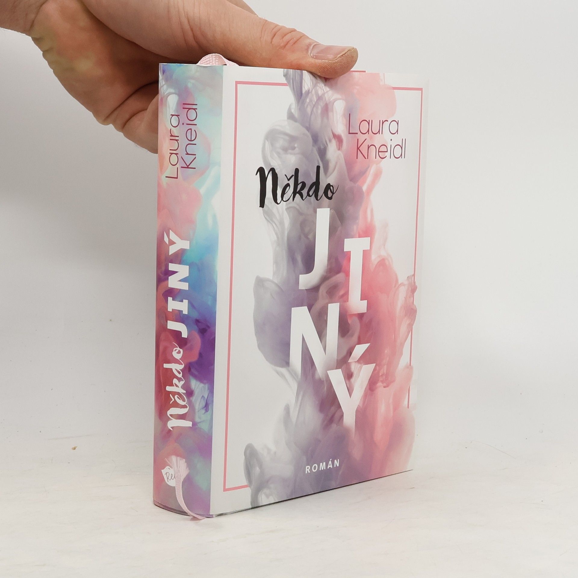 Laura Kneidl Někdo jiný