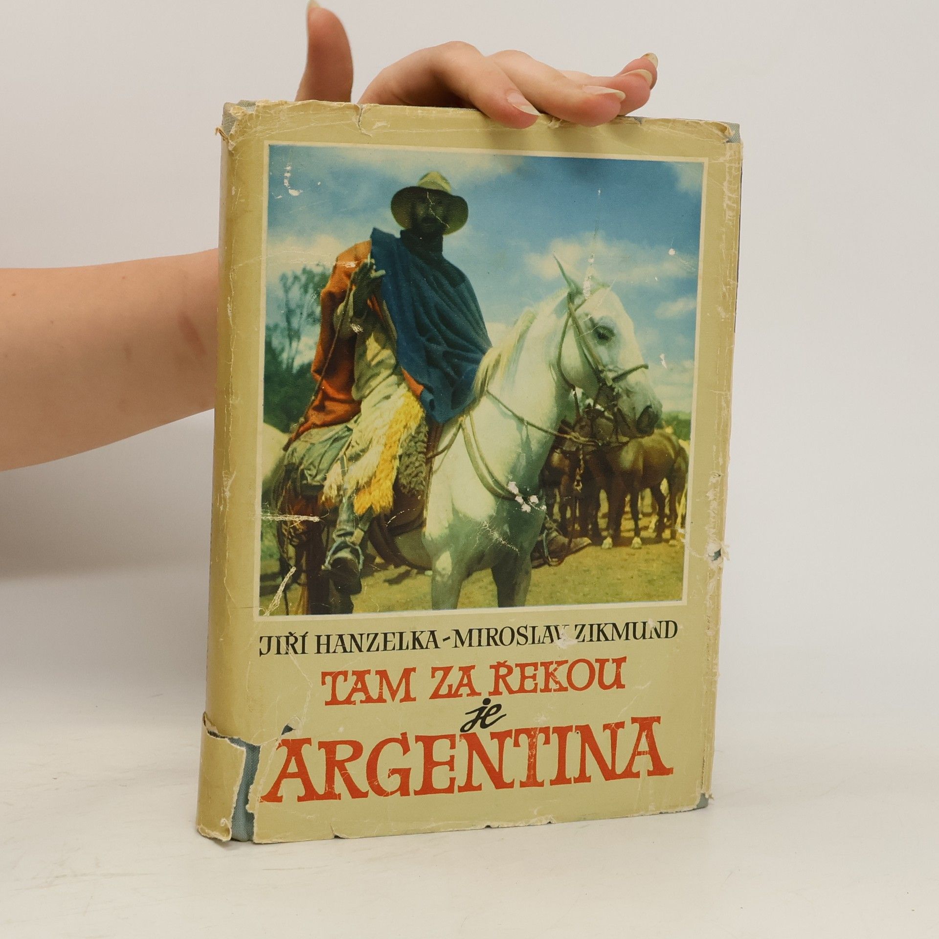 Jiří Hanzelka Tam za řekou je Argentina
