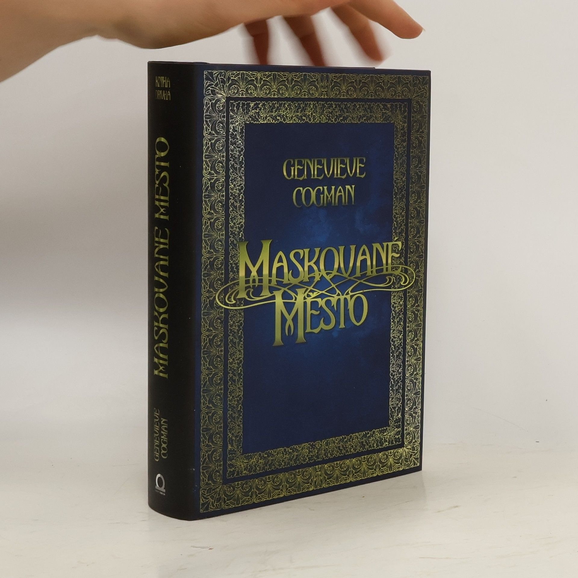 Genevieve Cogman Neviditelná knihovna. Kniha druhá, Maskované město