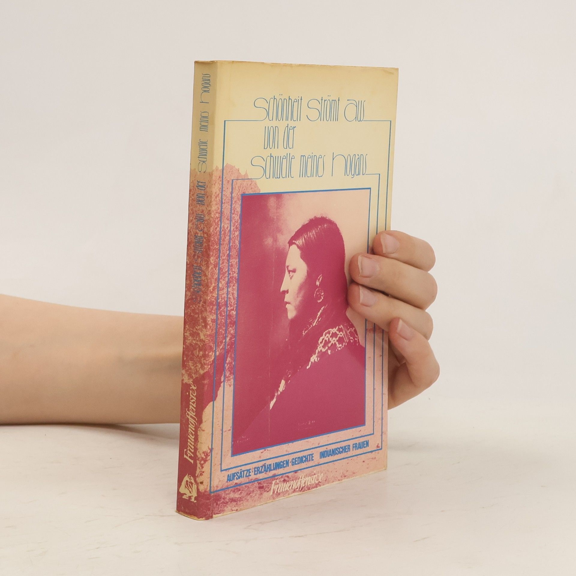 Anna Lee Walters Schönheit strömt aus von der Schwelle meines Hogans