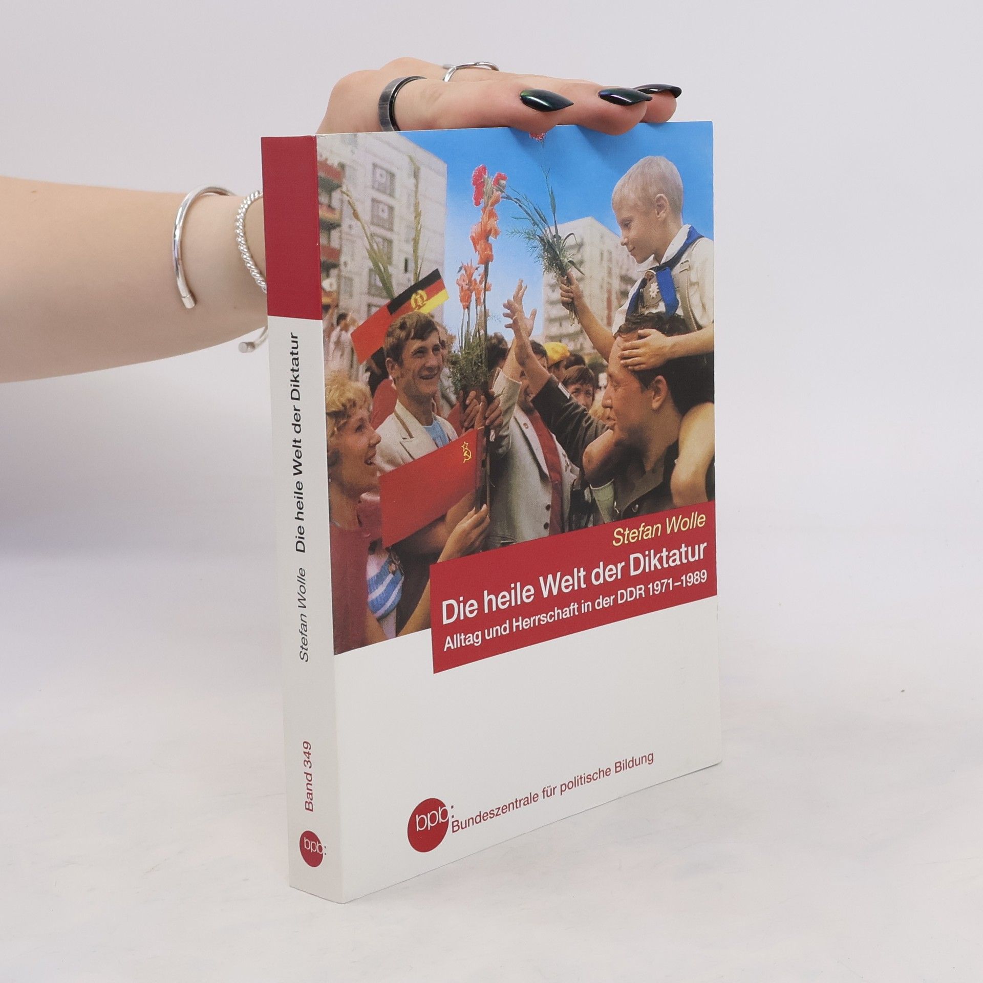 Stefan Wolle Die heile Welt der Diktatur : Alltag und Herrschaft in der DDR 1971-1989