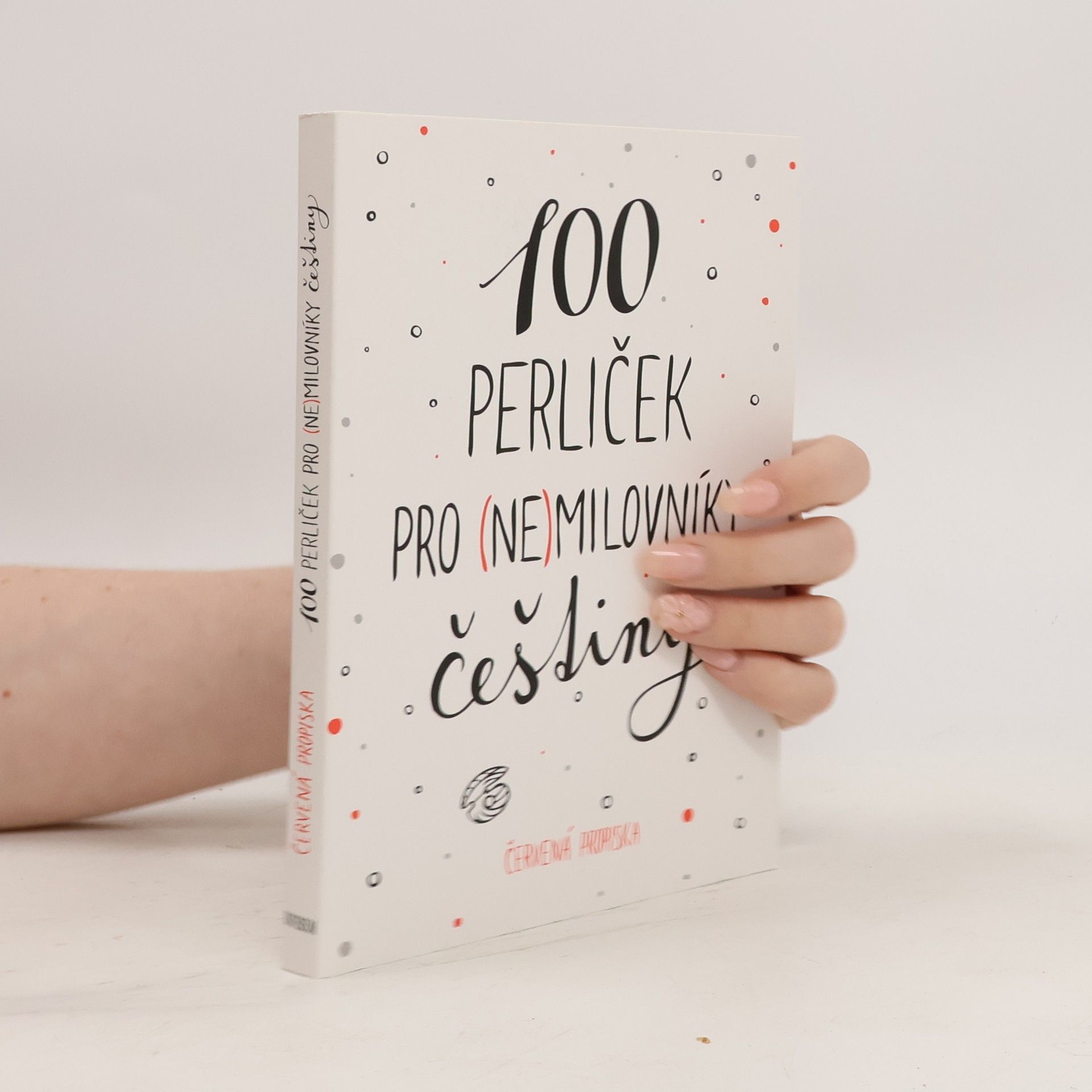 Karla Tchawou Tchuisseu 100 perliček pro (ne)milovníky češtiny