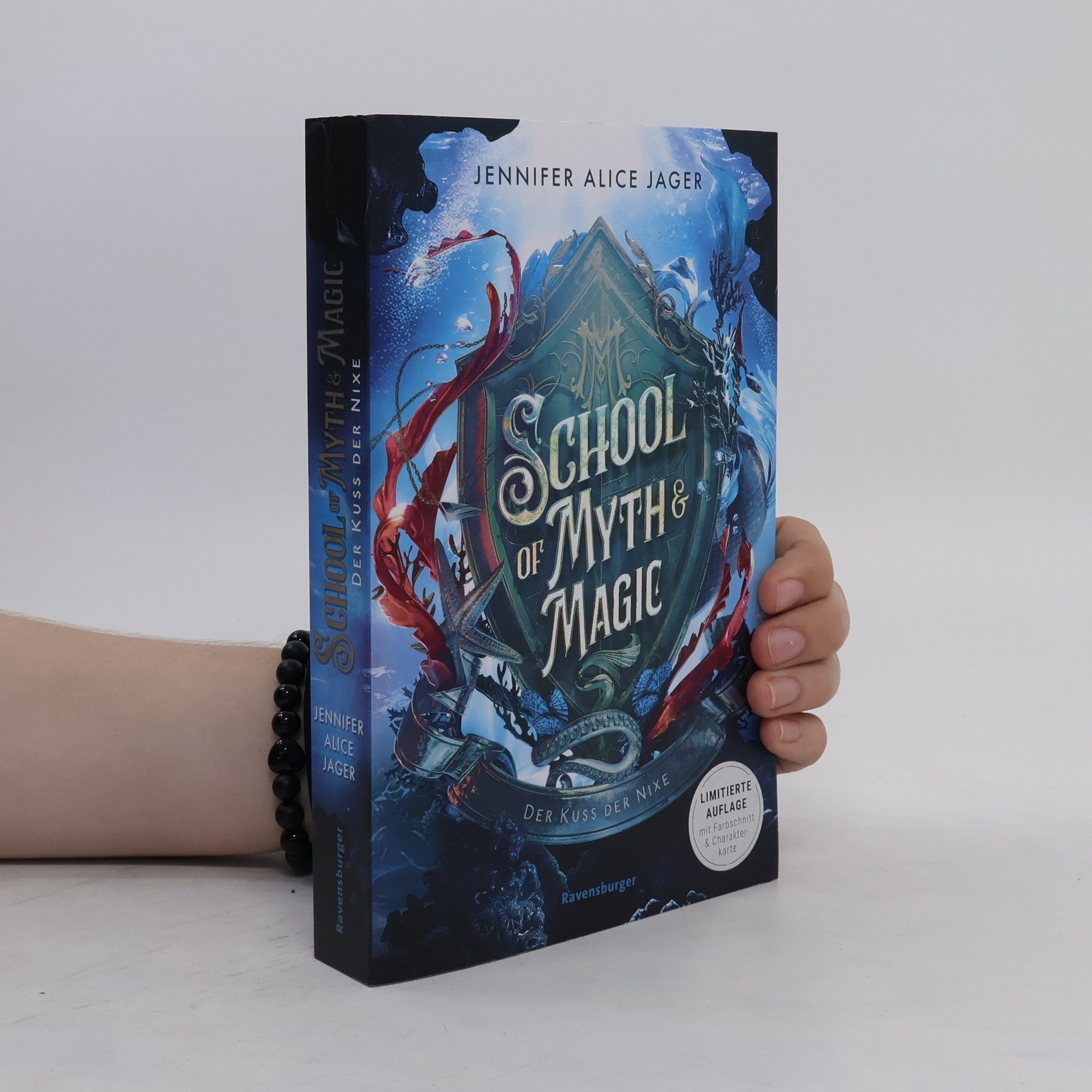 Jennifer Alice Jager School of Myth & Magic, Band 1: Der Kuss der Nixe (Limitierte Auflage mit Farbschnitt und Charakterkarte)