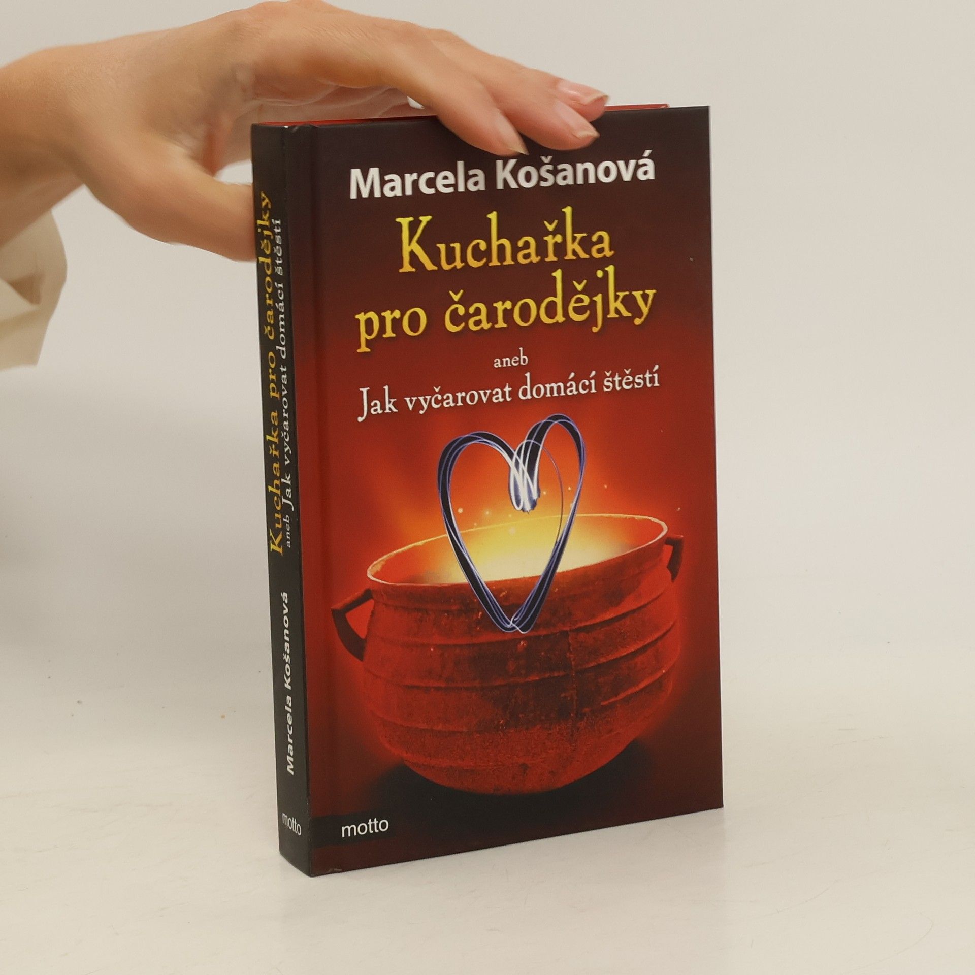 Kuchařka pro čarodějky, aneb, Jak vyčarovat domácí štěstí