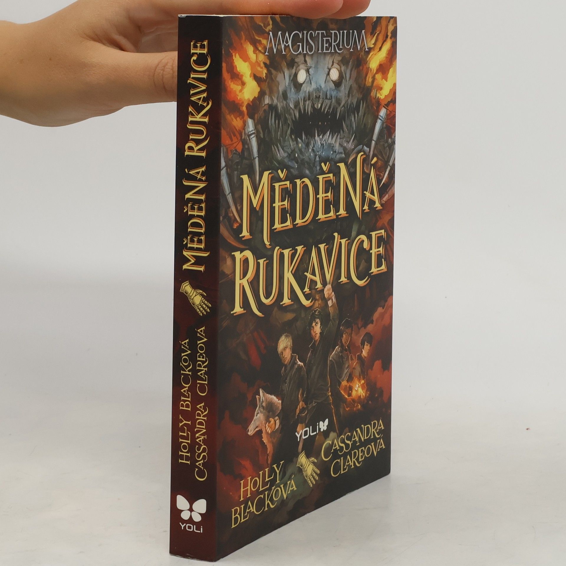 Holly Black Magisterium. Měděná rukavice.