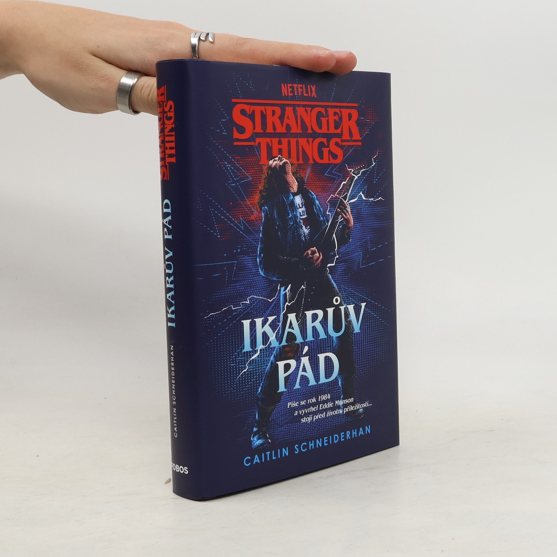 Caitlin Schneiderhan Stranger things. Ikarův pád