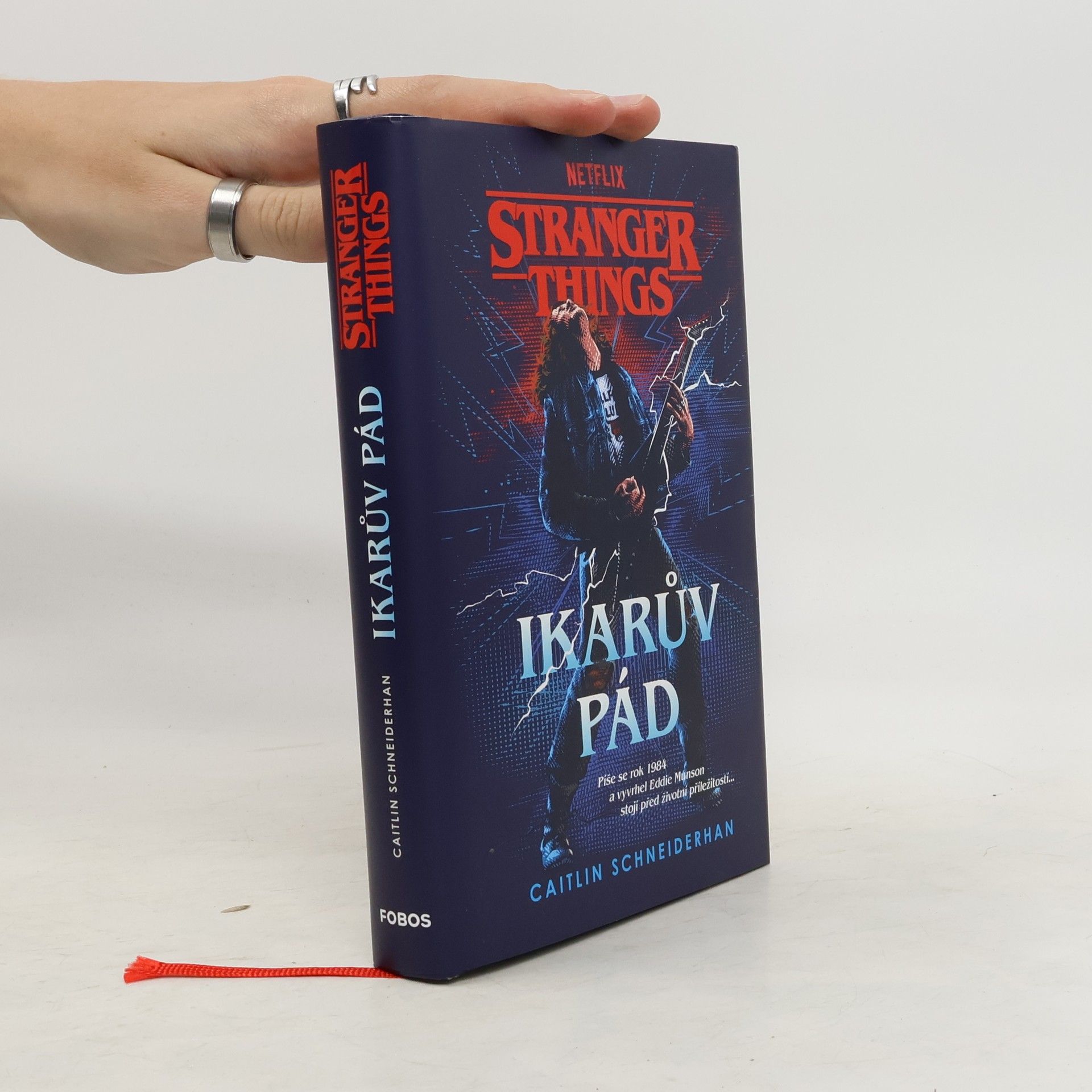Caitlin Schneiderhan Stranger things. Ikarův pád
