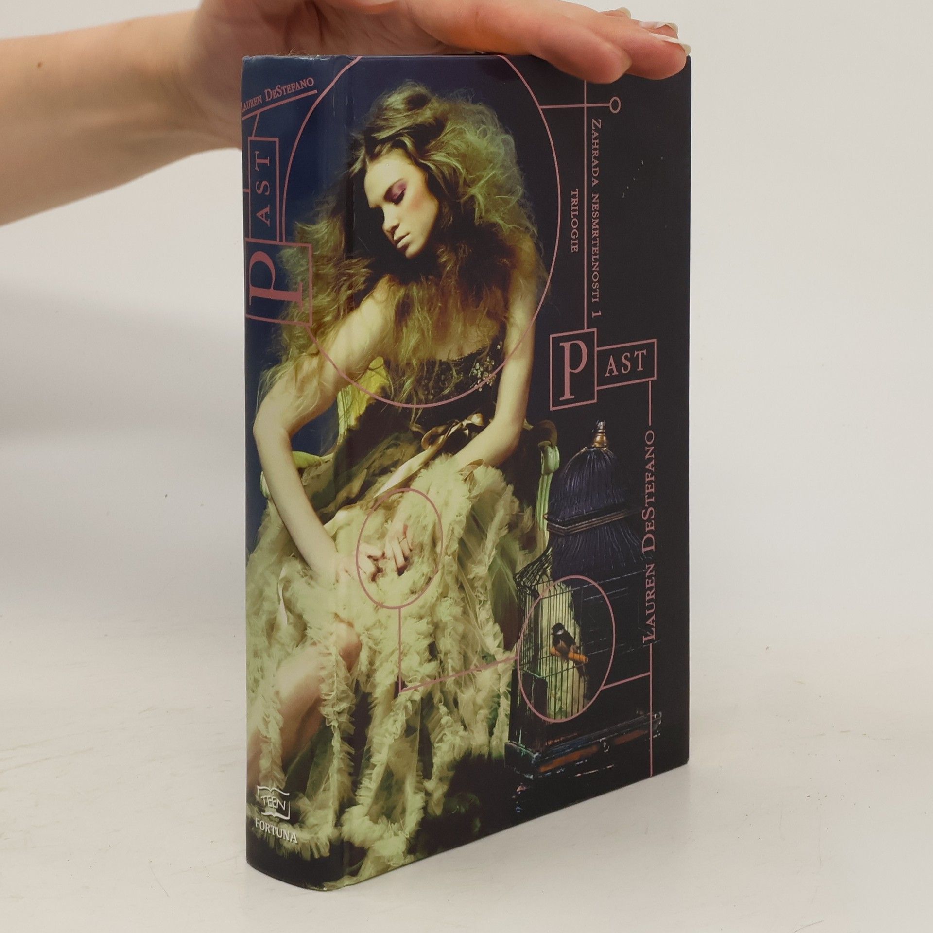 Lauren DeStefano Zahrada nesmrtelnosti 1. Past
