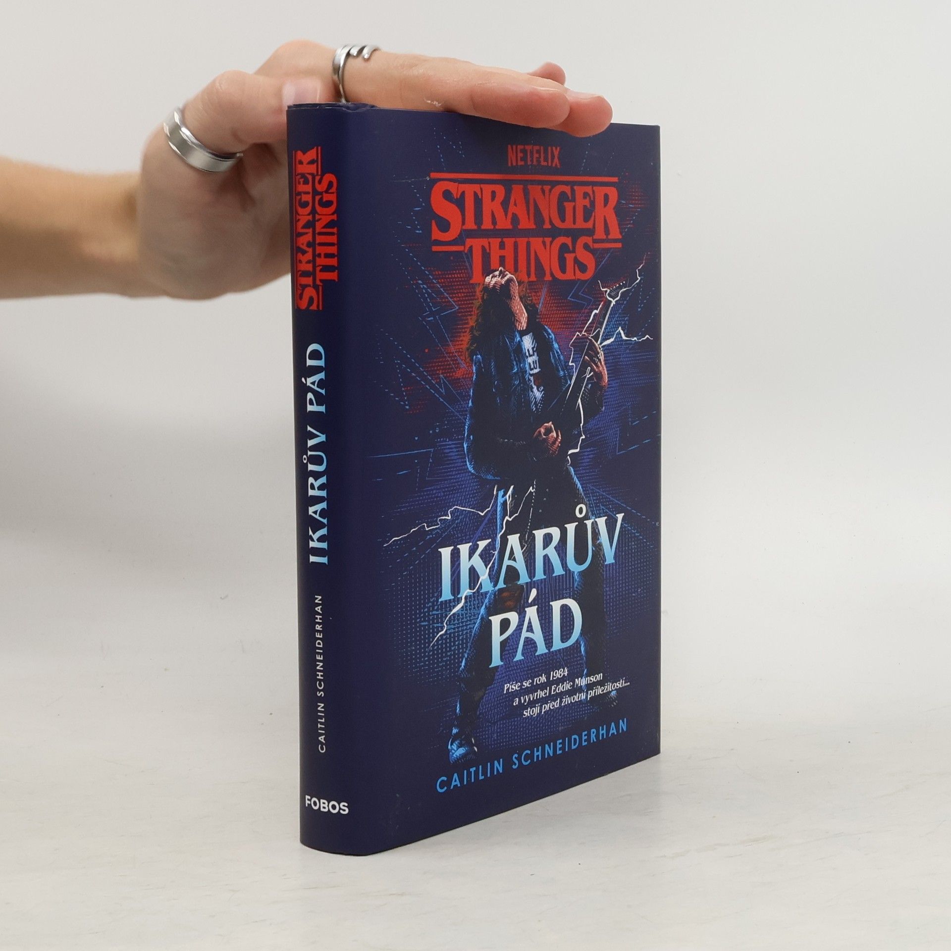 Caitlin Schneiderhan Stranger things. Ikarův pád