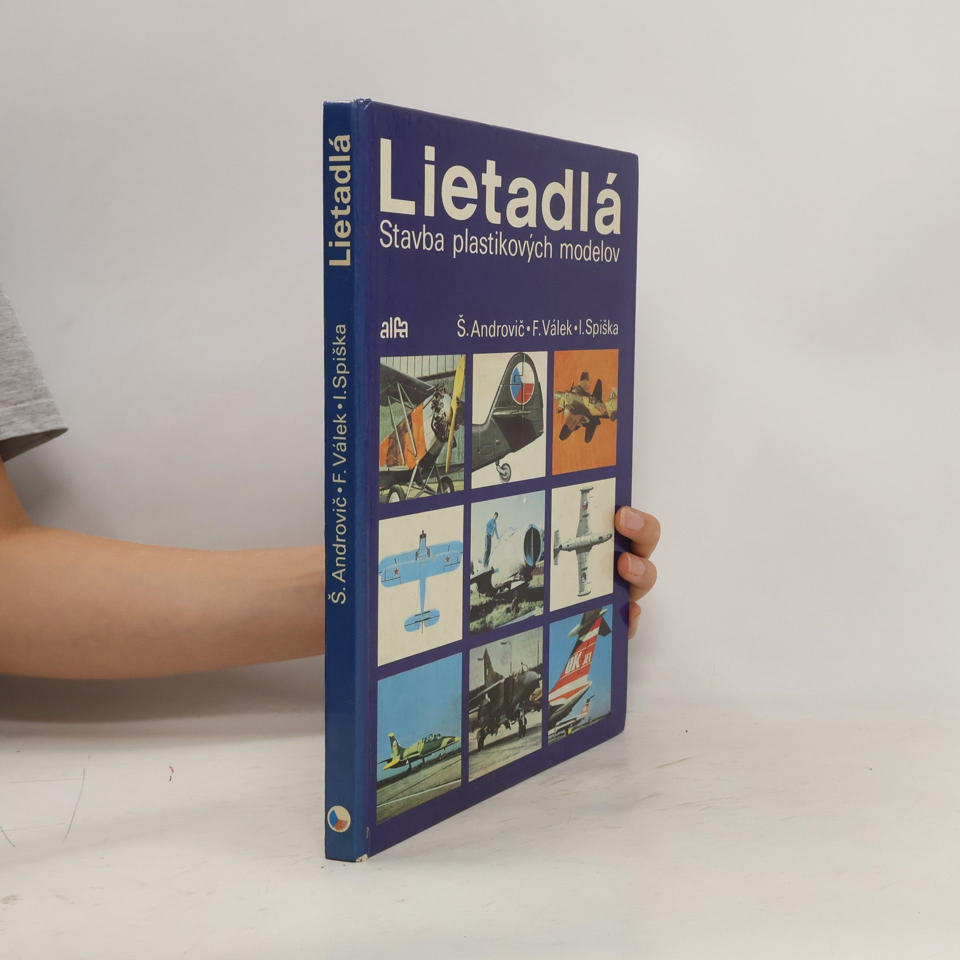 Š. Androvič Lietadlá. Stavba plastikových modelov