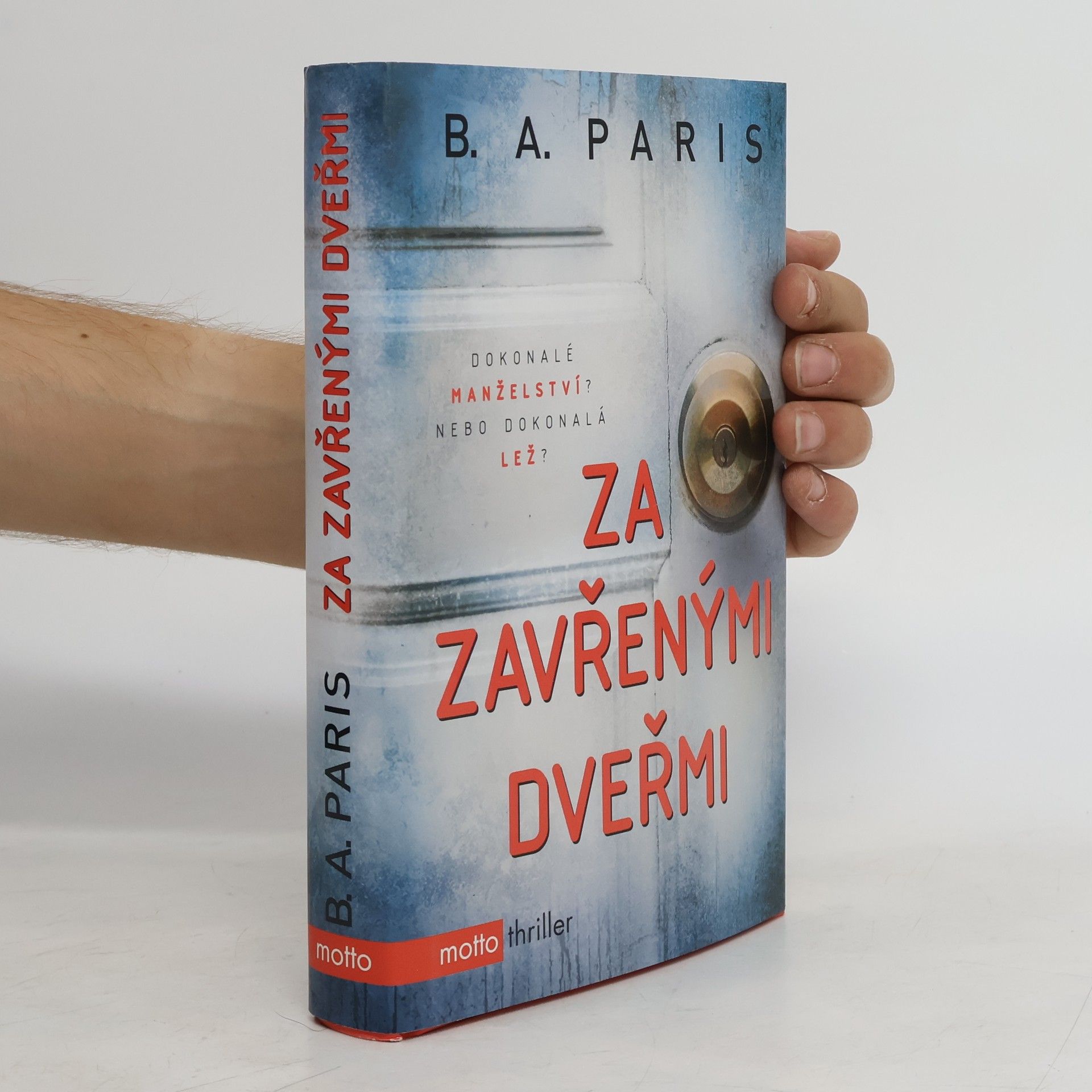 B.A. Paris Za zavřenými dveřmi
