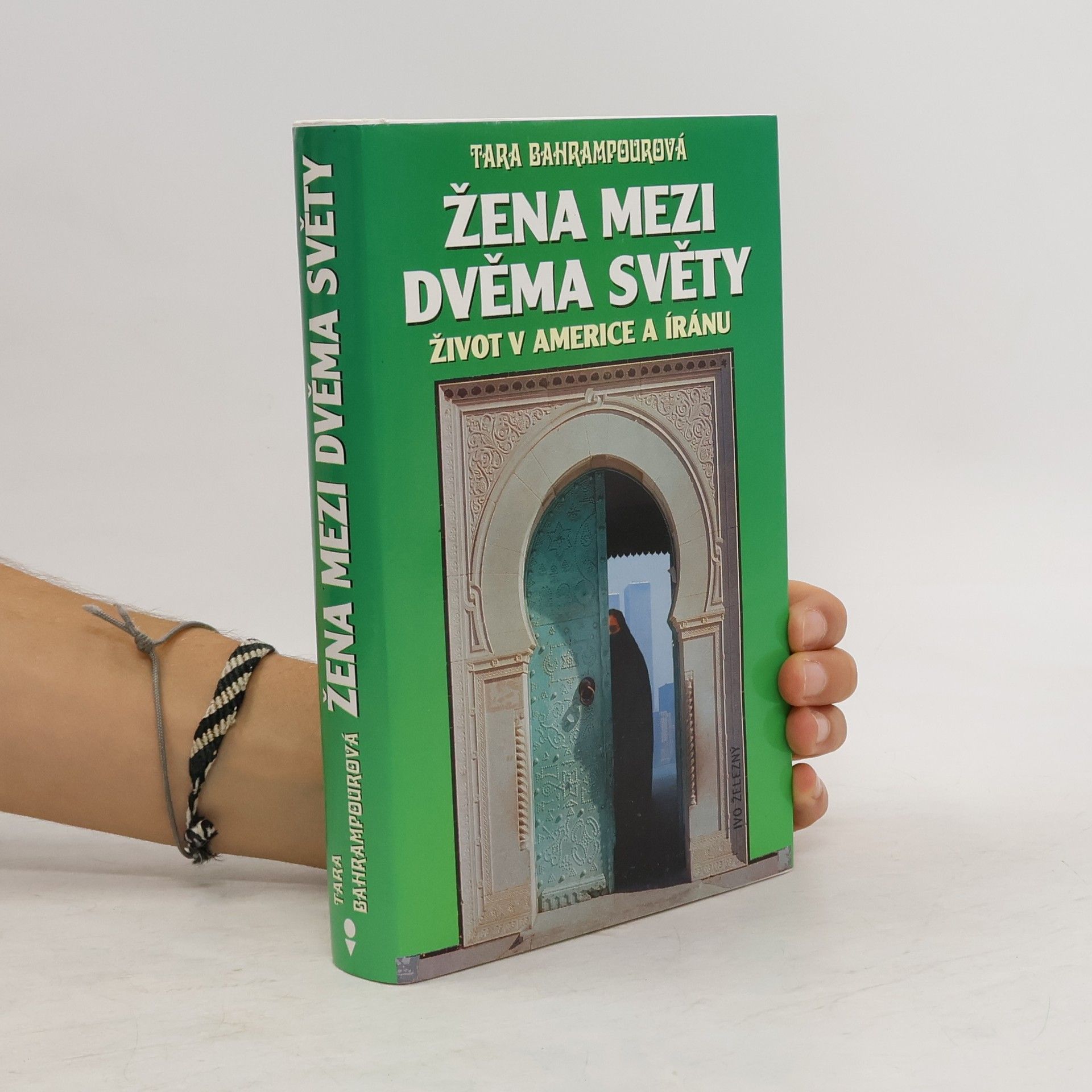 Tara Bahrampour Žena mezi dvěma světy