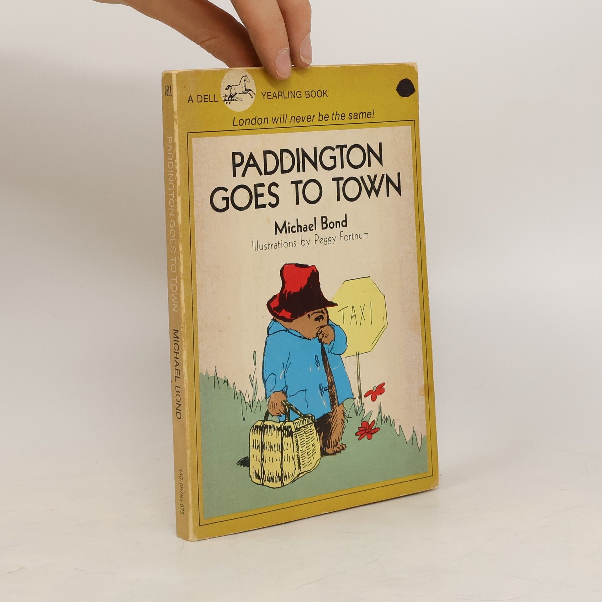 Michael Bond Paddington Goes To Town