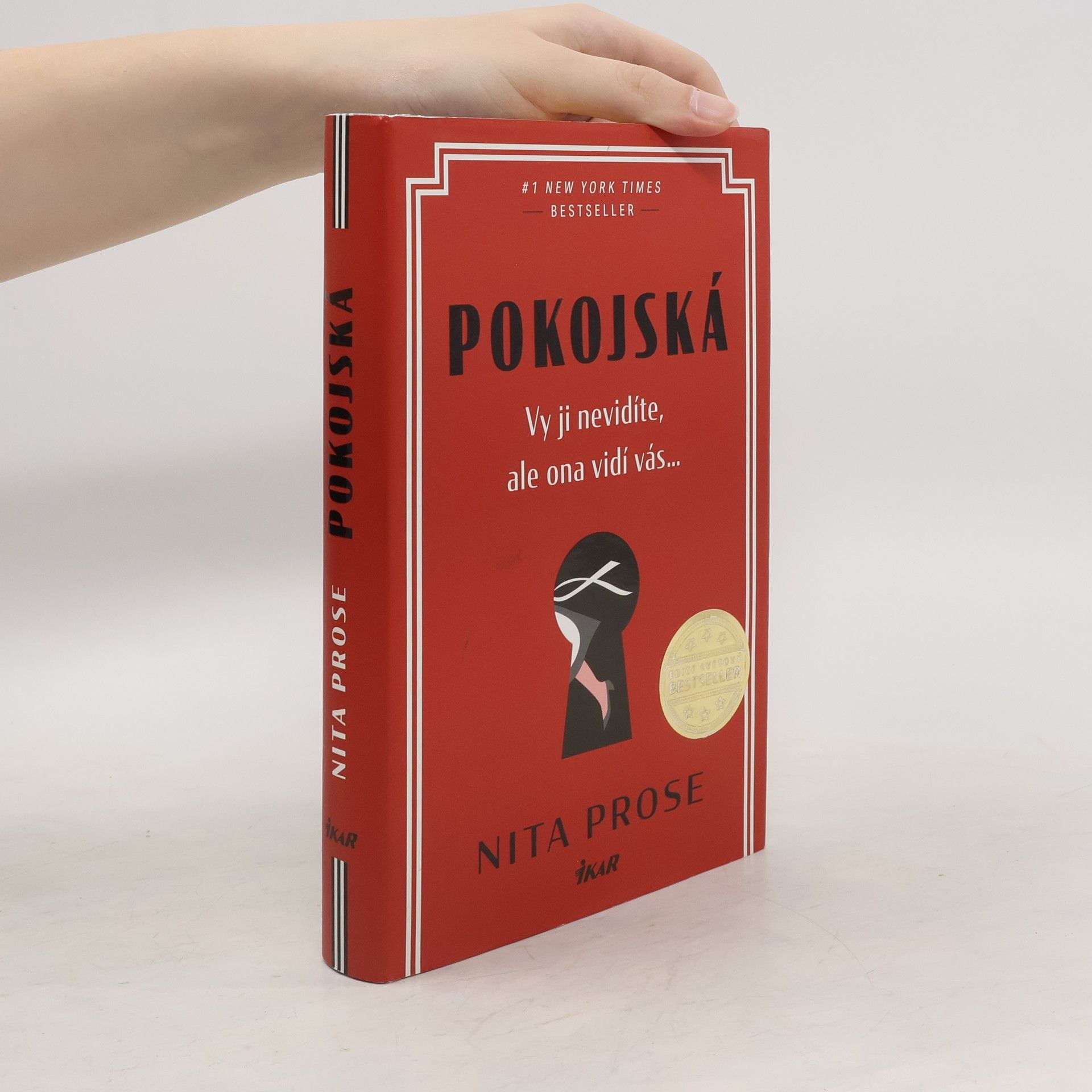 Nita Prose Pokojská: vy ji nevidíte, ale ona vidí vás...