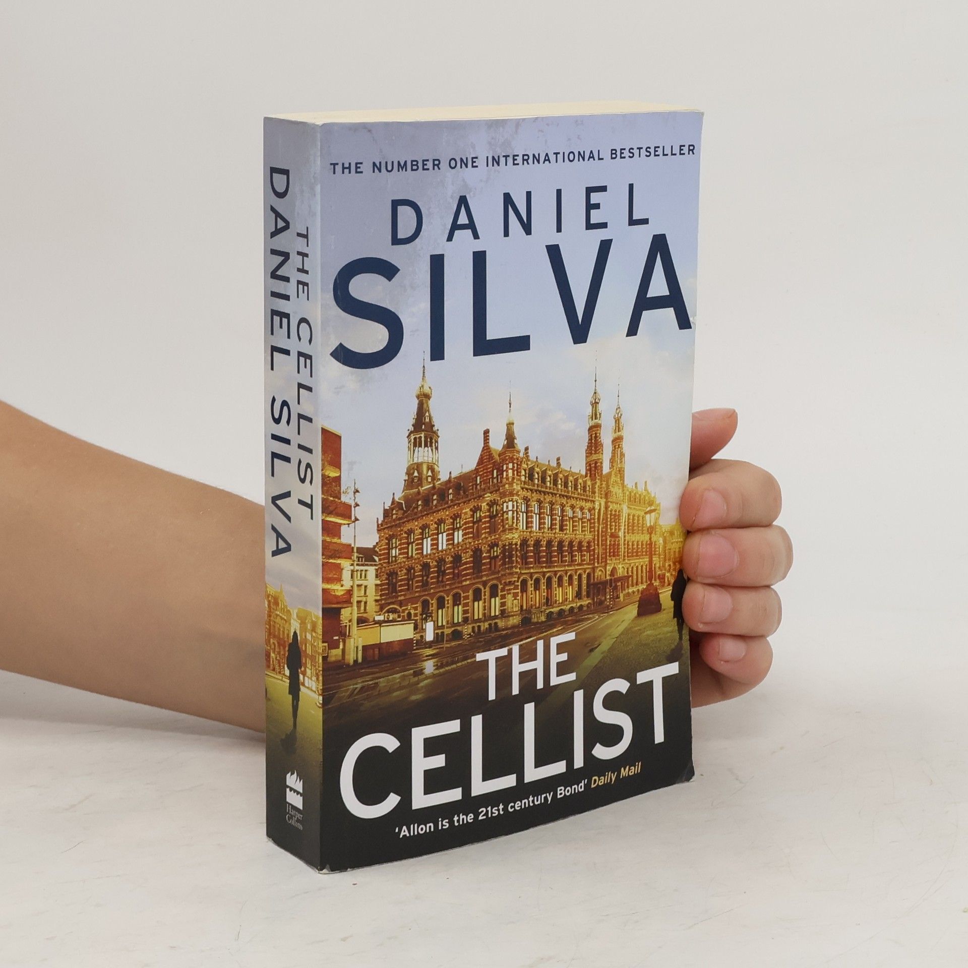 Daniel Silva The Cellist