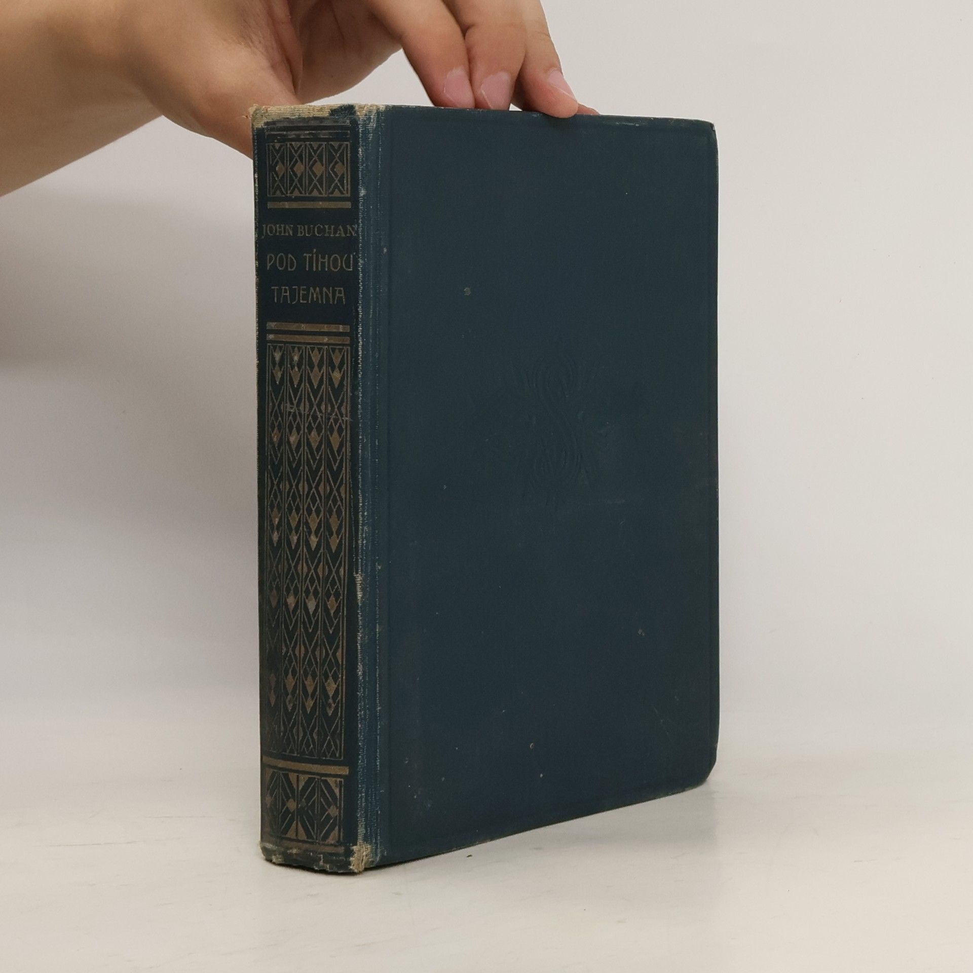 John Buchan Pod tíhou tajemna