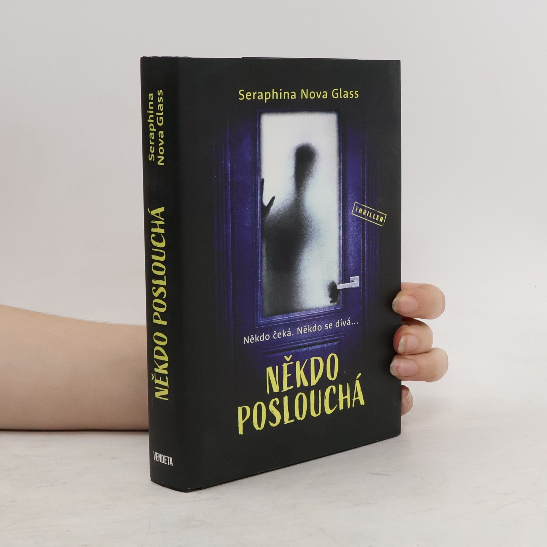 Seraphina Nova Glass Někdo poslouchá
