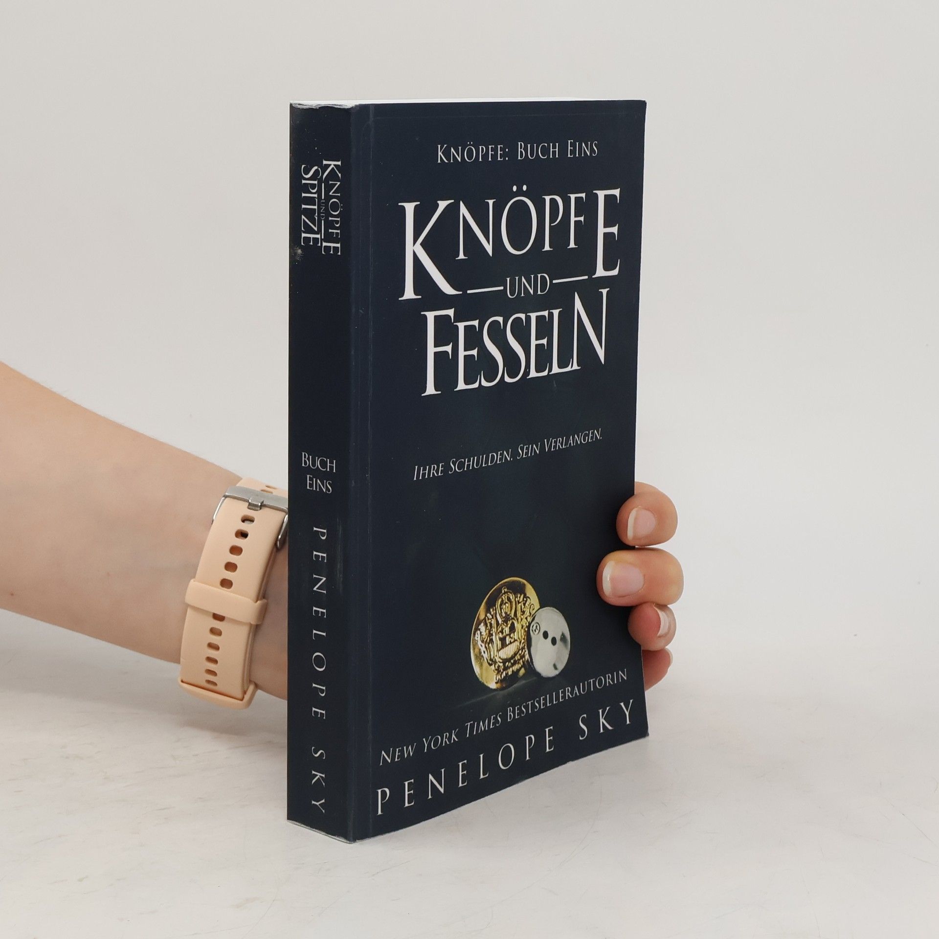 Penelope Sky Knöpfe und Fesseln