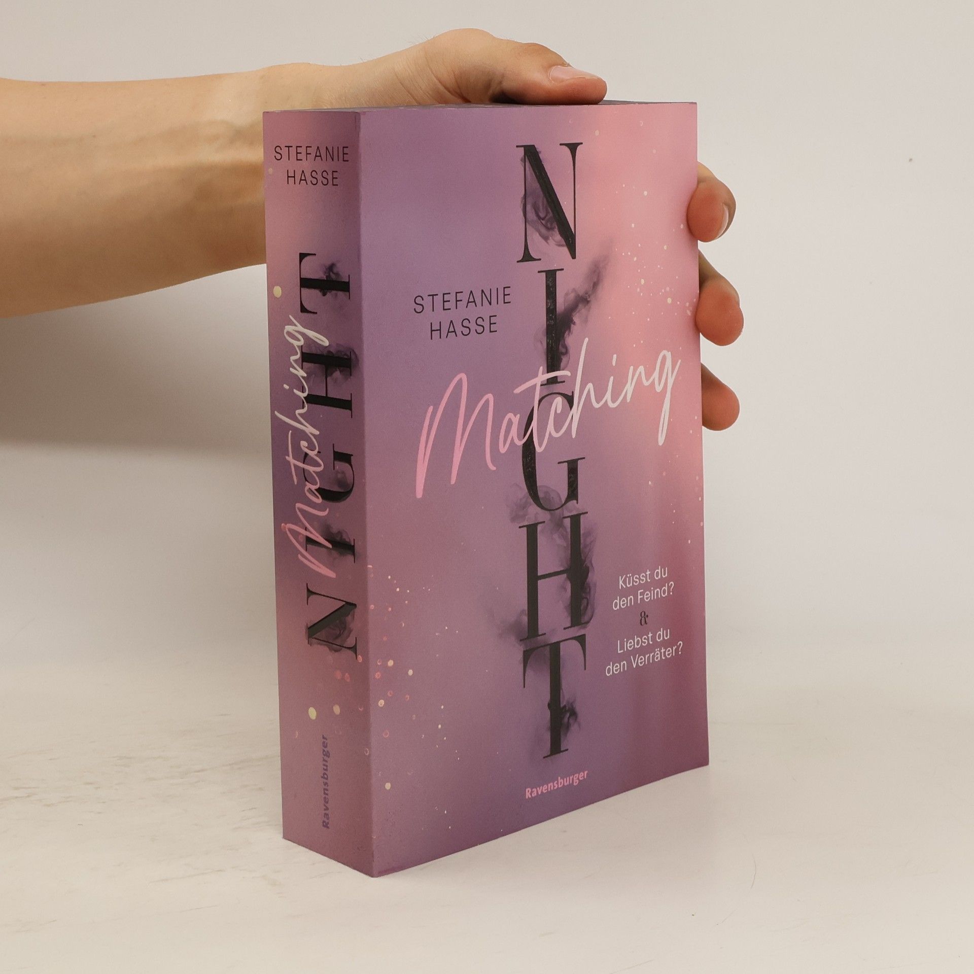 Stefanie Hasse Matching Night, Band 1 & 2: Küsst du den Feind? & Liebst du den Verräter? (Limitierte Ausgabe mit Farbschnitt Doppelband New Adult Romantic Suspense 1. Platz beim Lovelybooks Community Award)