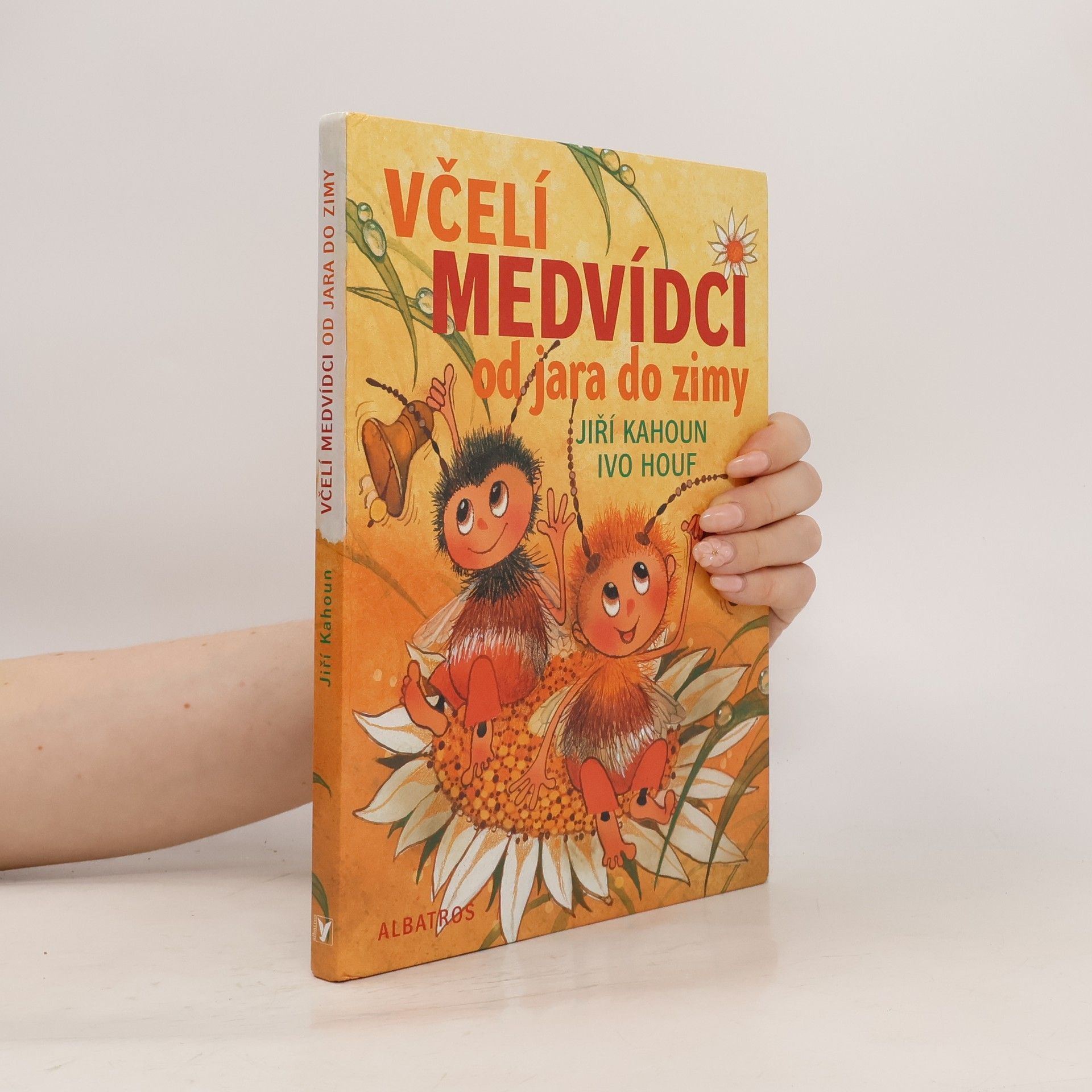 Jiří Kahoun Včelí medvídci od jara do zimy
