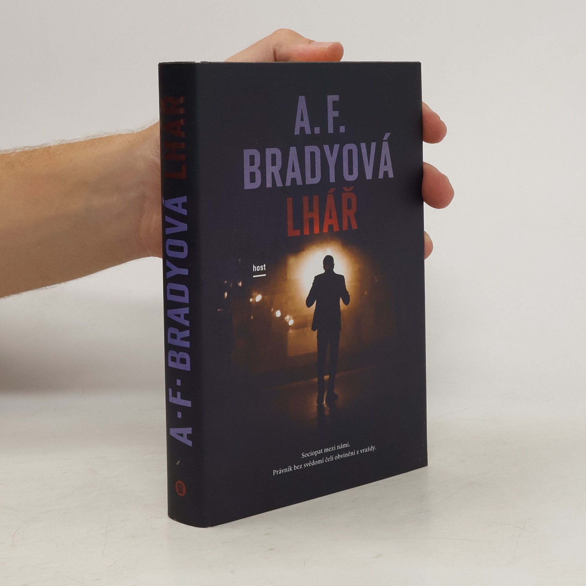 A. F. Brady Lhář