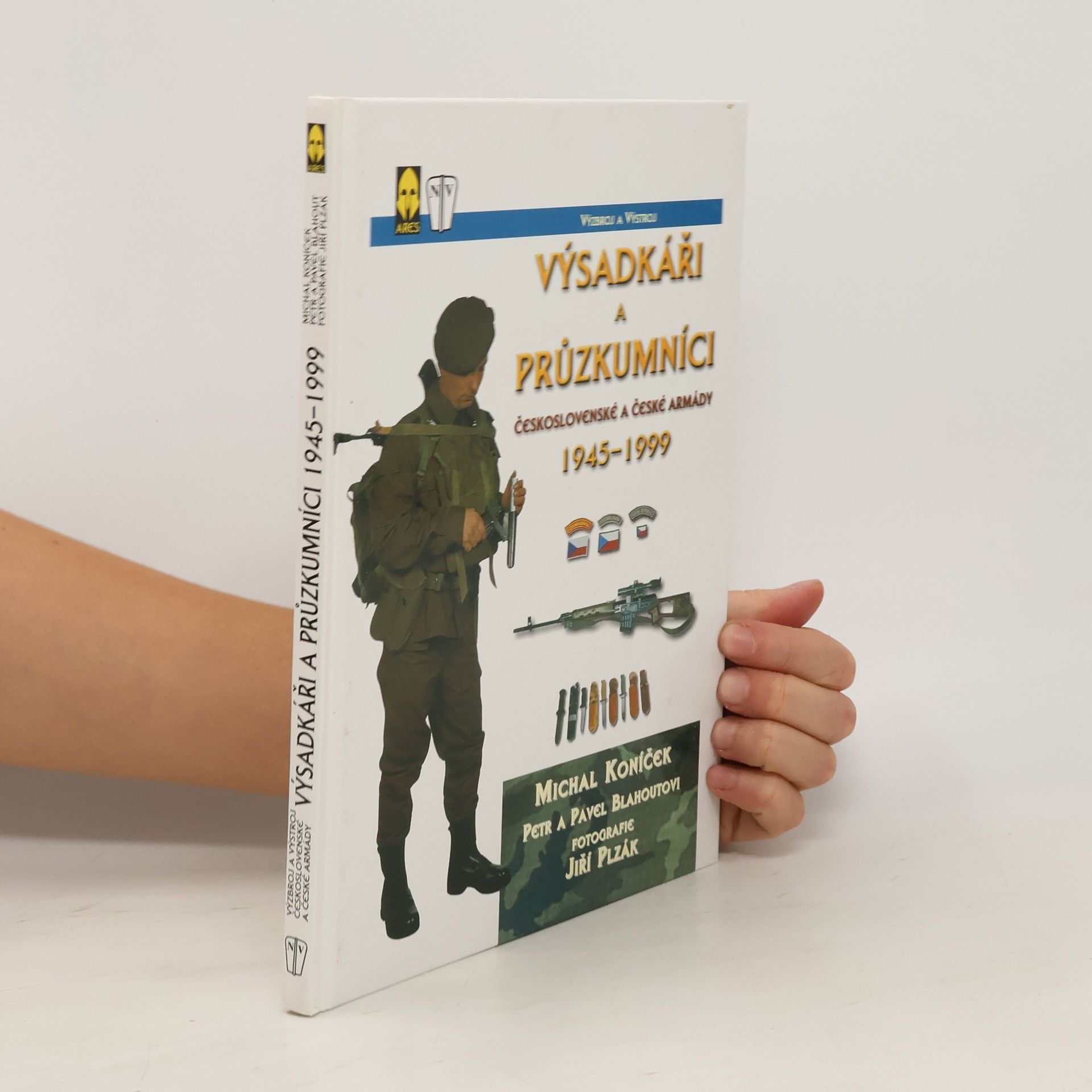 Michal Koníček Výsadkáři a průzkumníci Československé a České armády 1945-1999 : výzbroj a výstroj