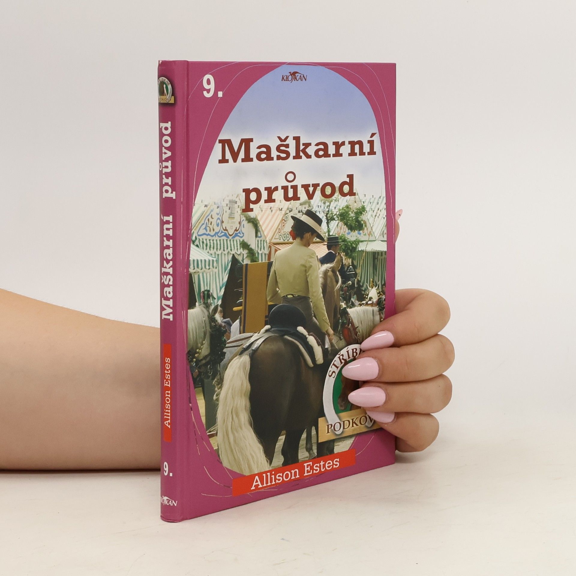 Allison Estes Stříbrné podkovy. 9, Maškarní průvod