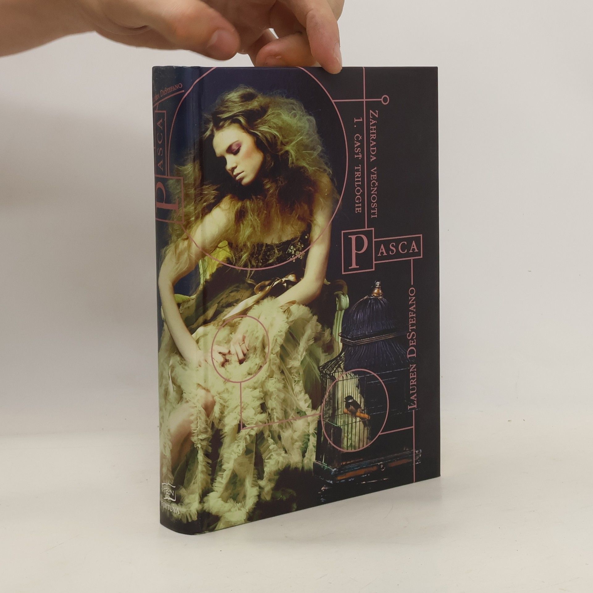 Lauren DeStefano Záhrada večnosti. Pasca