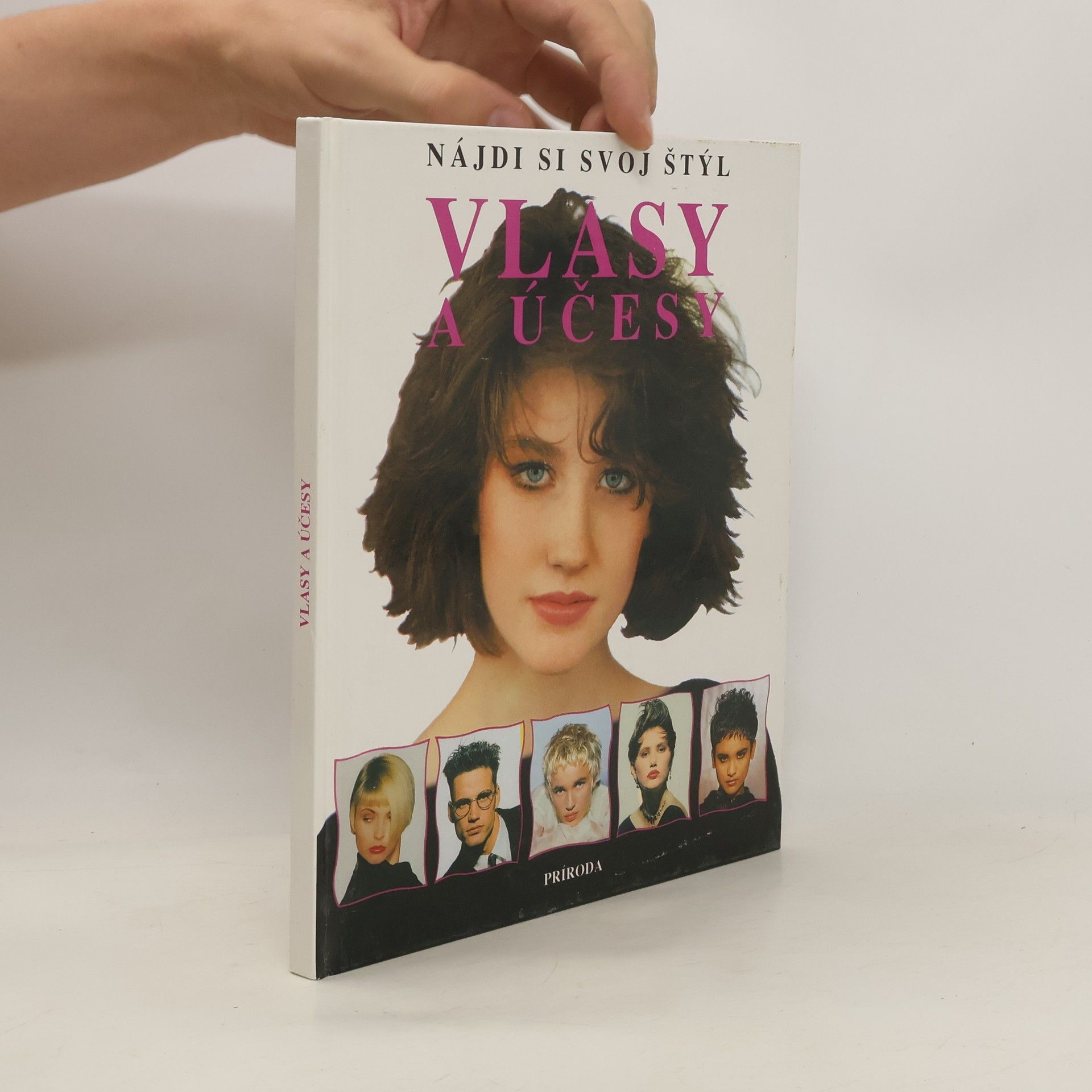 Paula Wood Vlasy a účesy