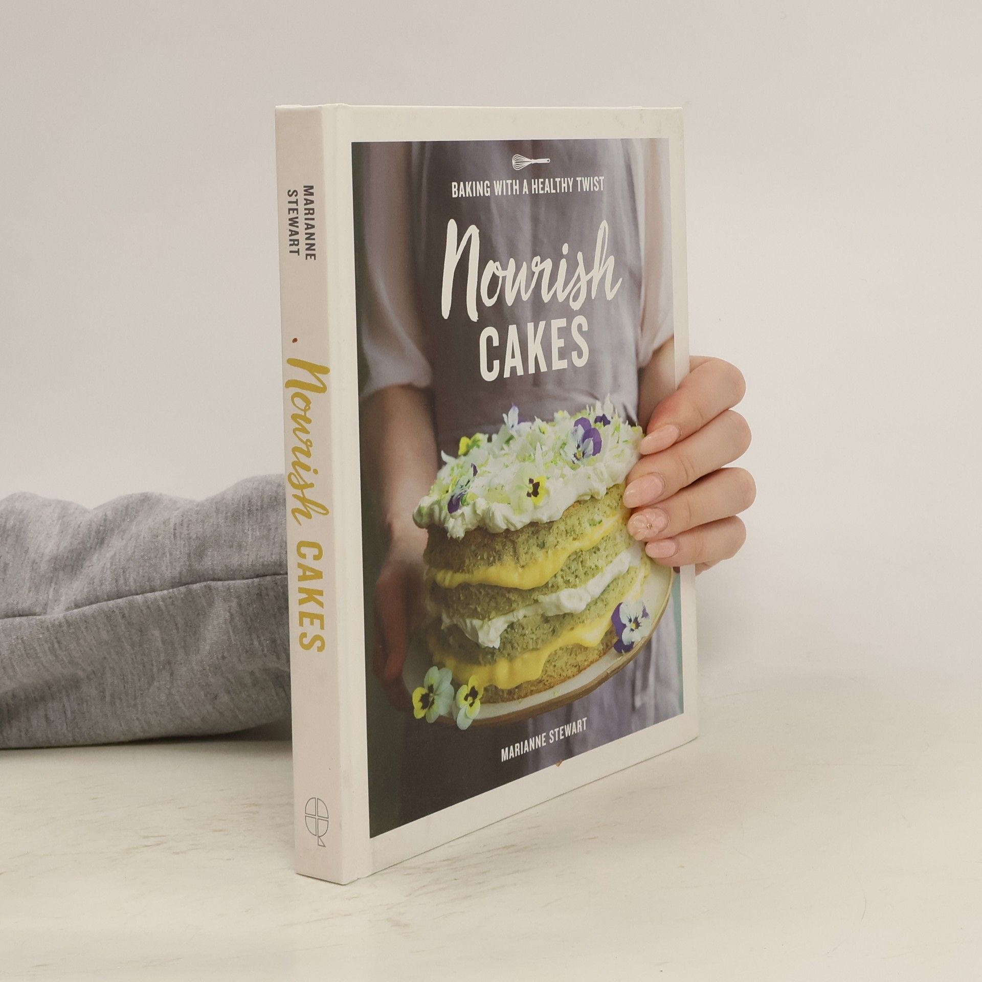 Marianne Stewart Nourish cakes : baking with a healthy twist