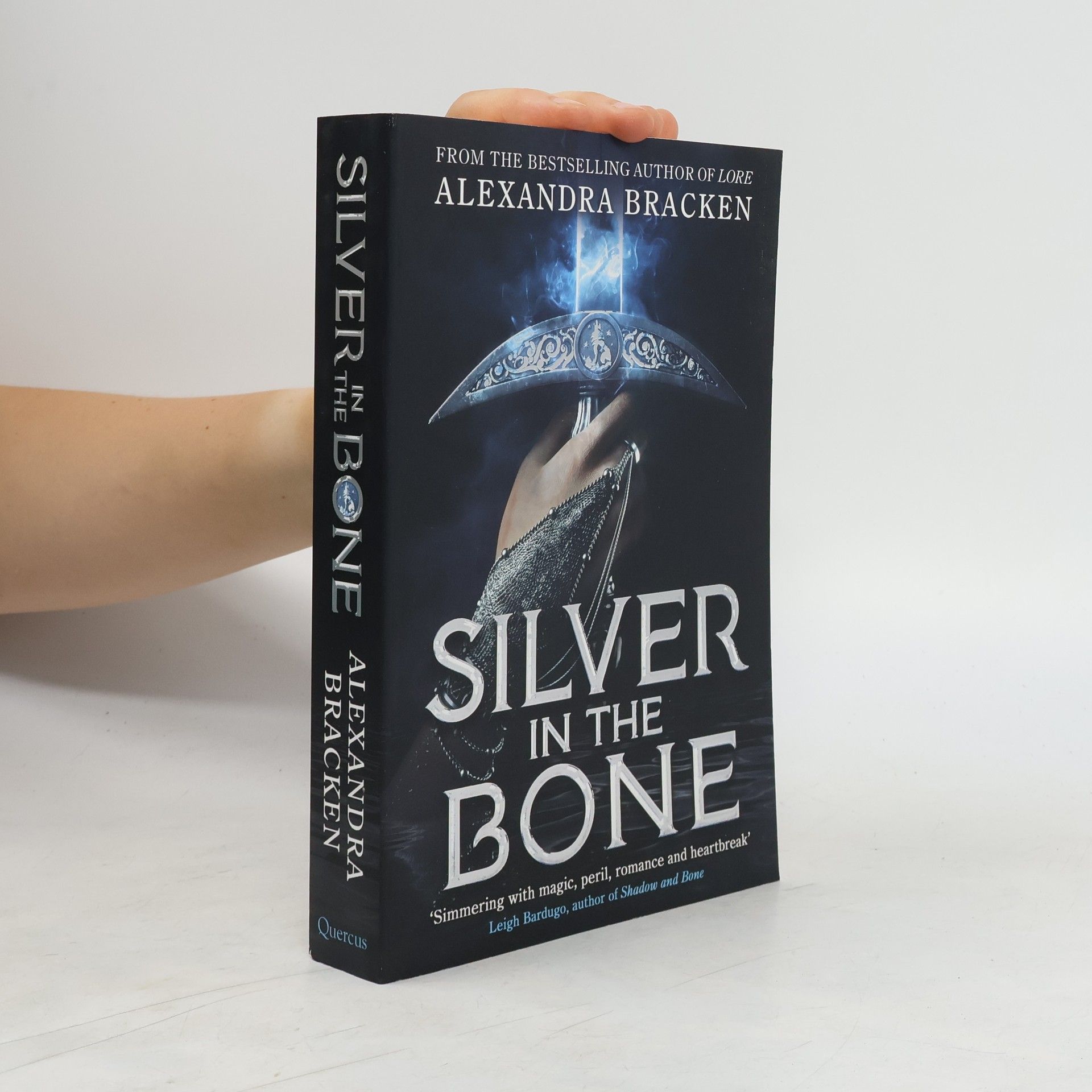 Alexandra Brackenová Silver in the Bone