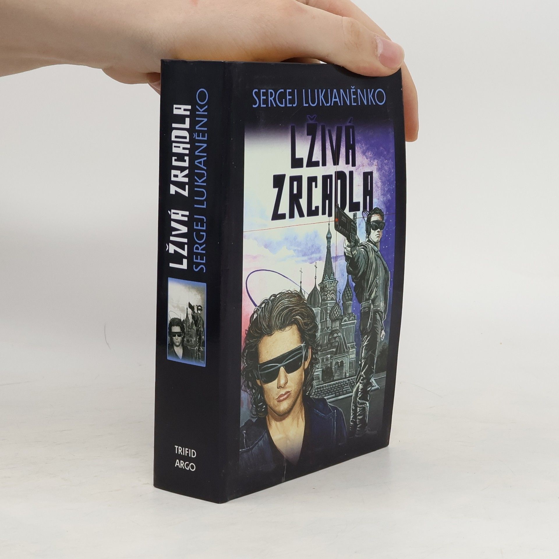 Sergej Lukjaněnko Lživá zrcadla. Průzračné vitráže