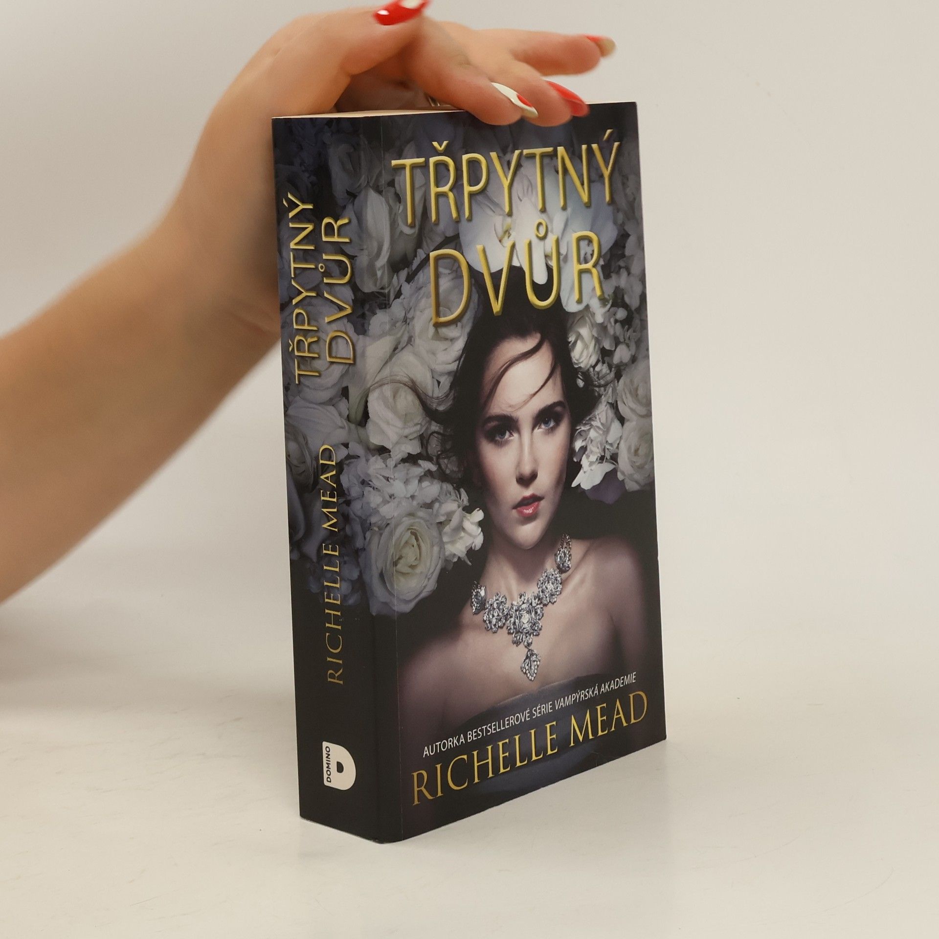 Richelle Mead Třpytný dvůr