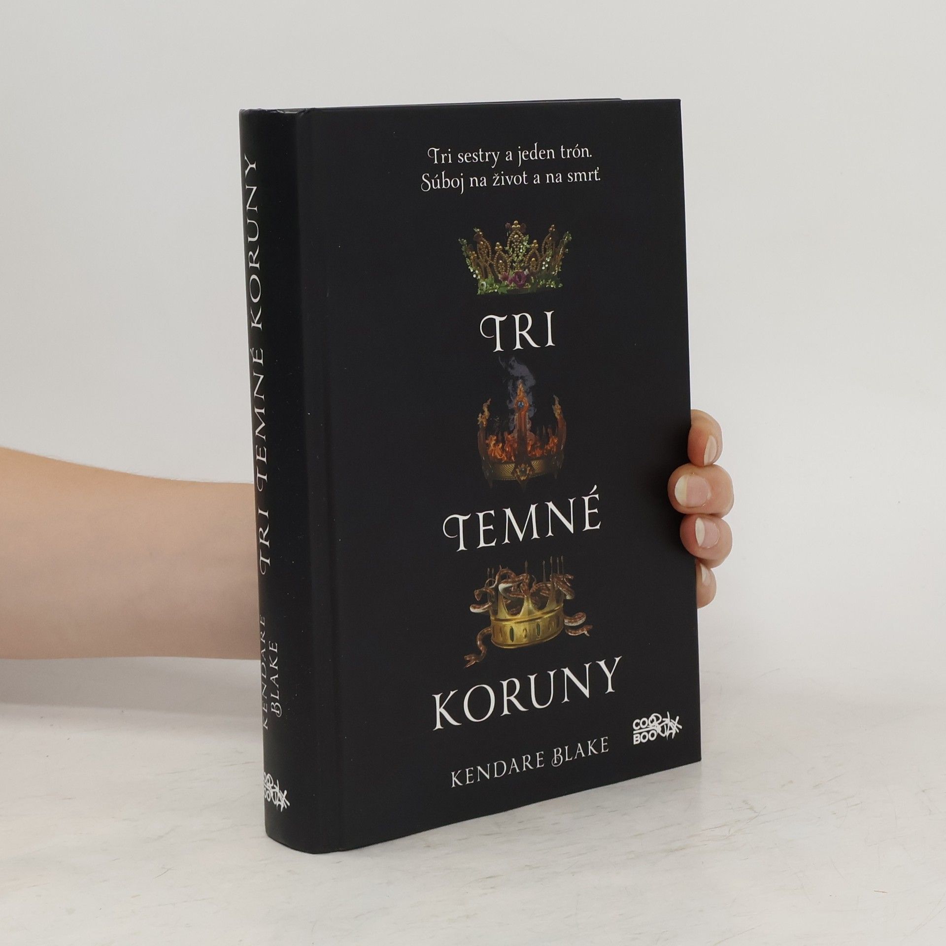 Kendare Blake Tri temné koruny