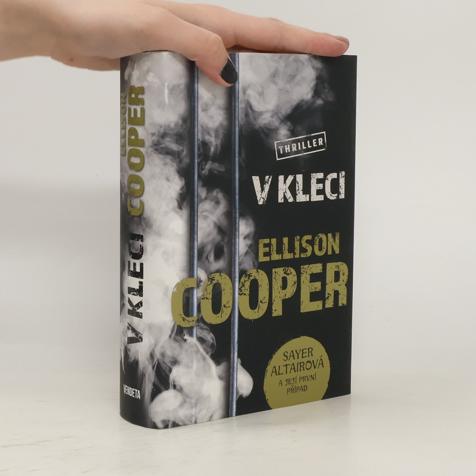 Ellison Cooper V kleci