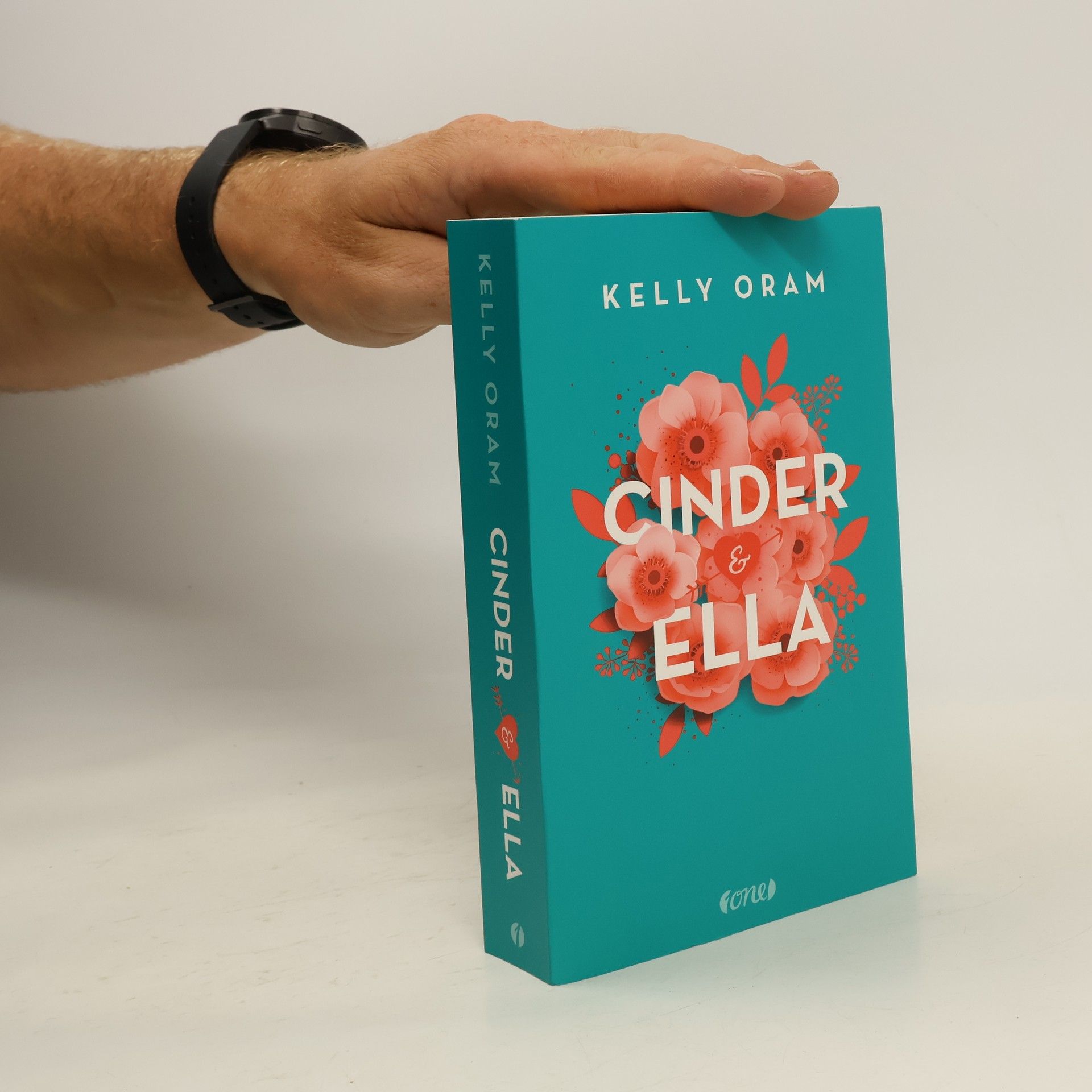 Kelly Oram Cinder & Ella 1