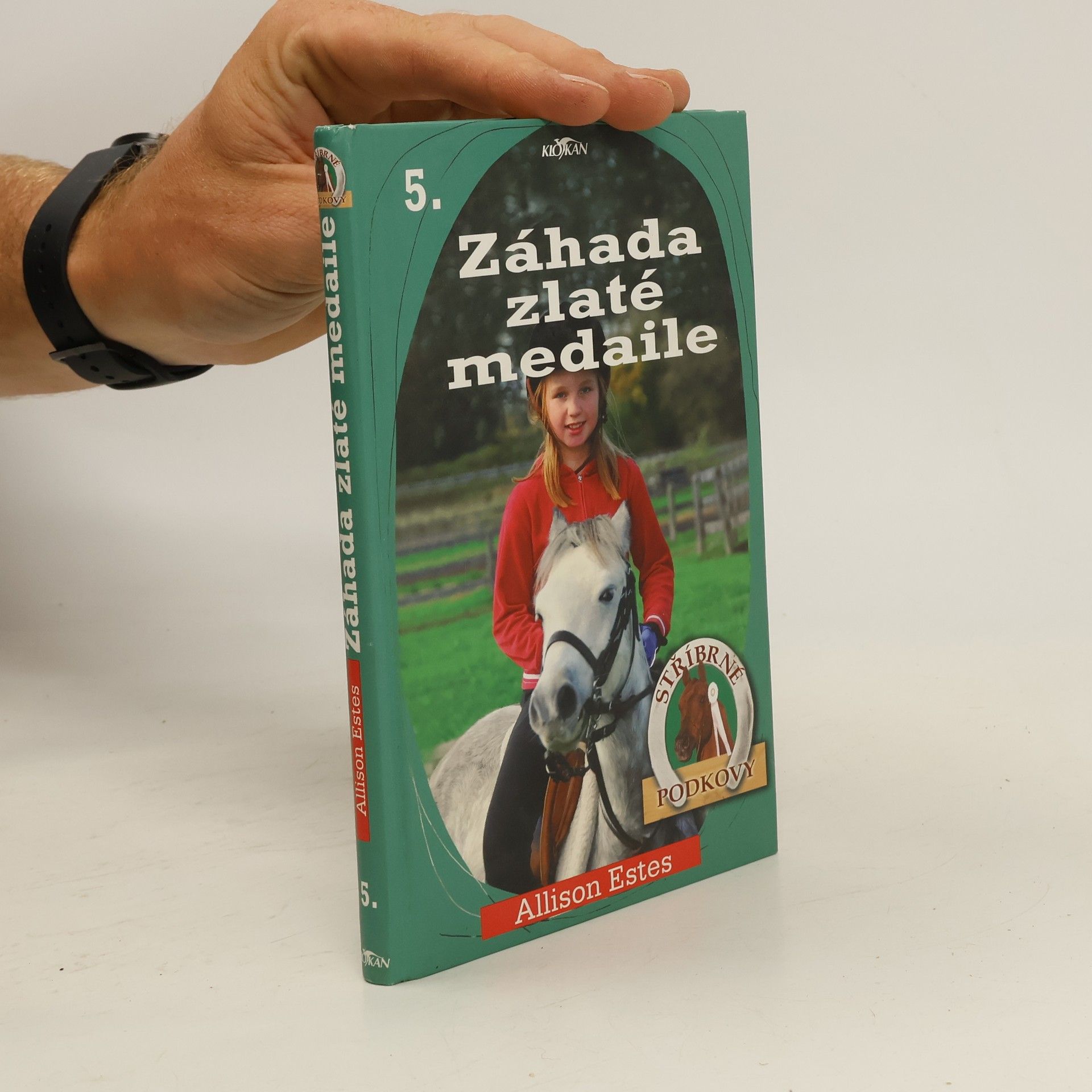 Allison Estes Stříbrné podkovy. 5, Záhada zlaté medaile