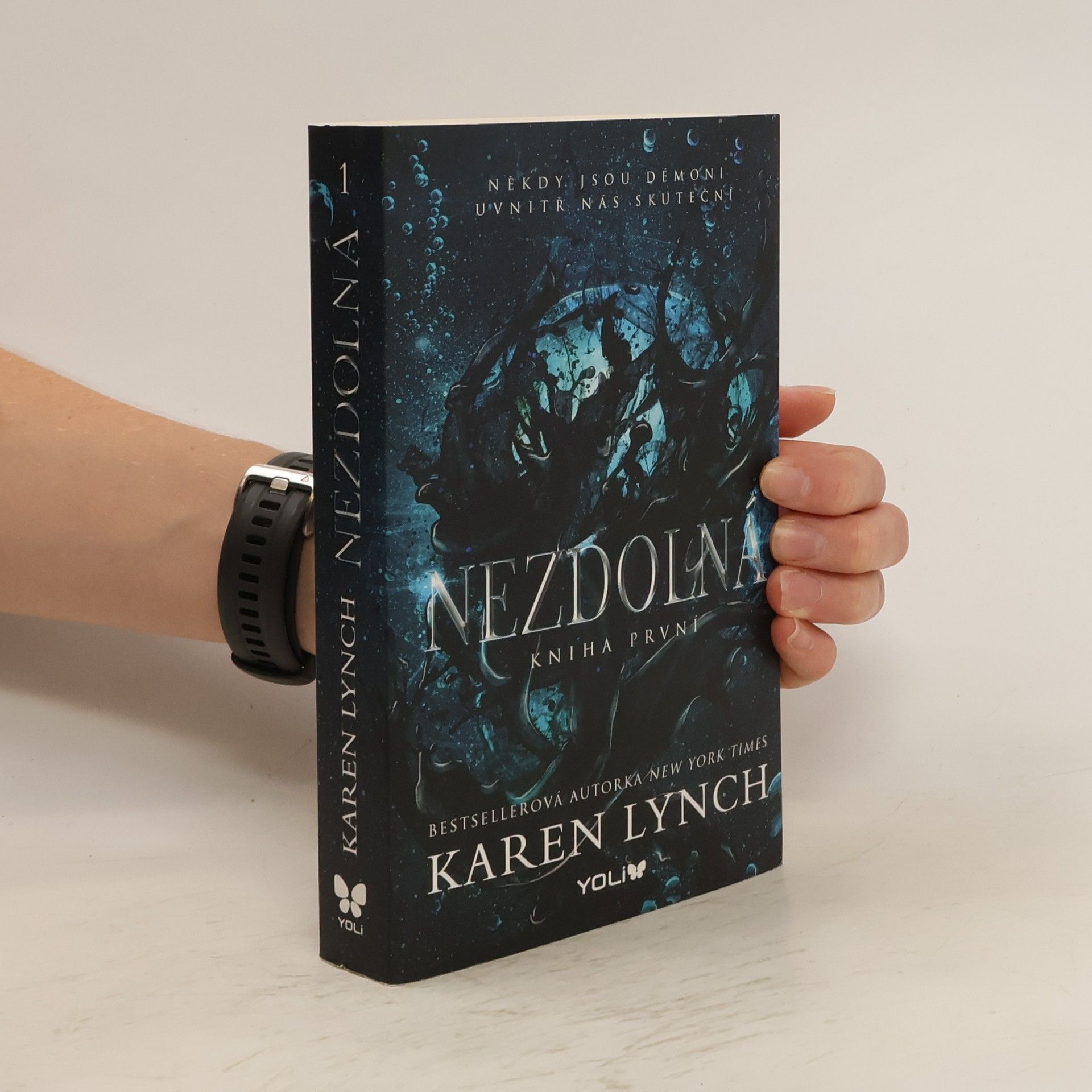 Karen Lynch Nezdolná. Kniha první