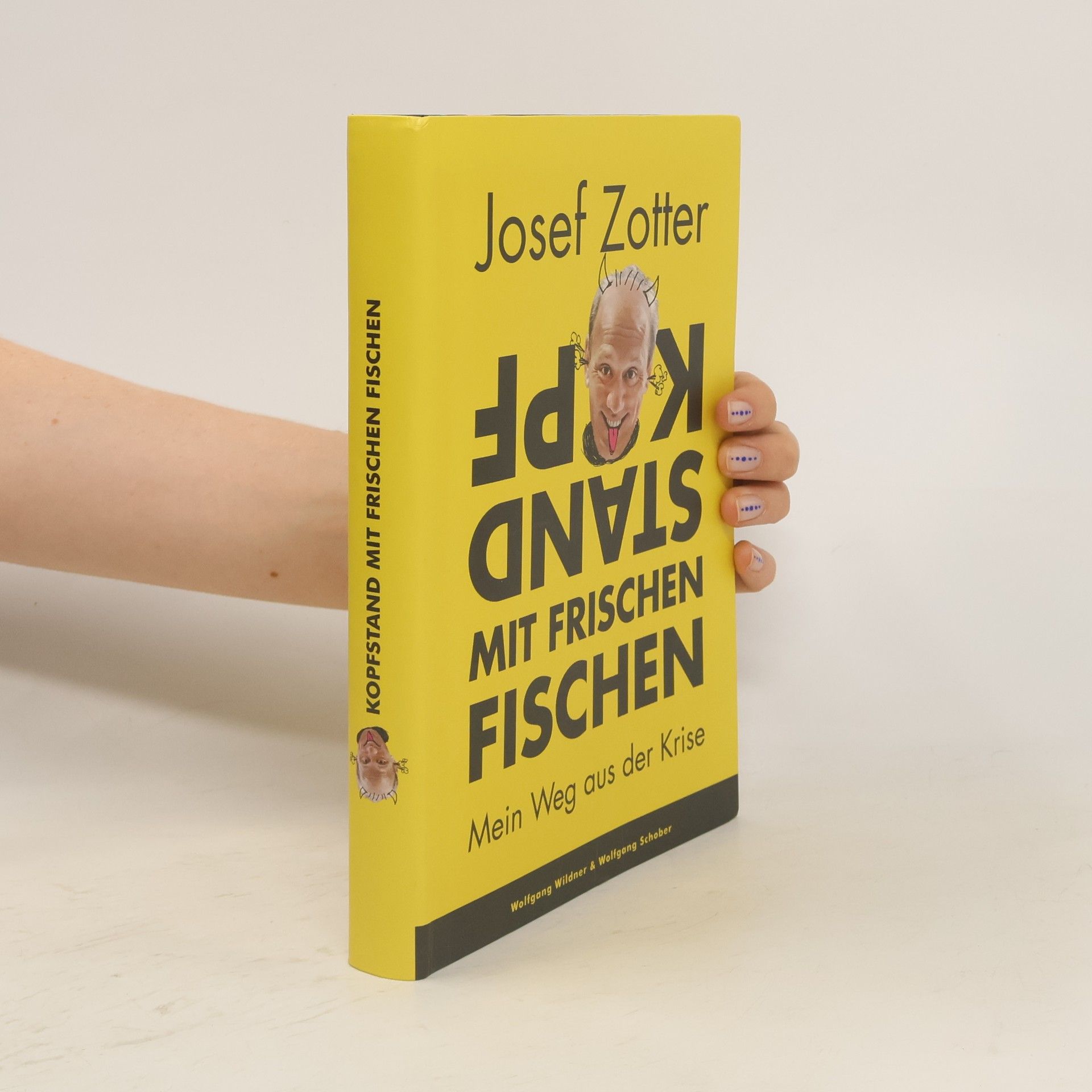 Josef Zotter Kopfstand mit frischen Fischen
