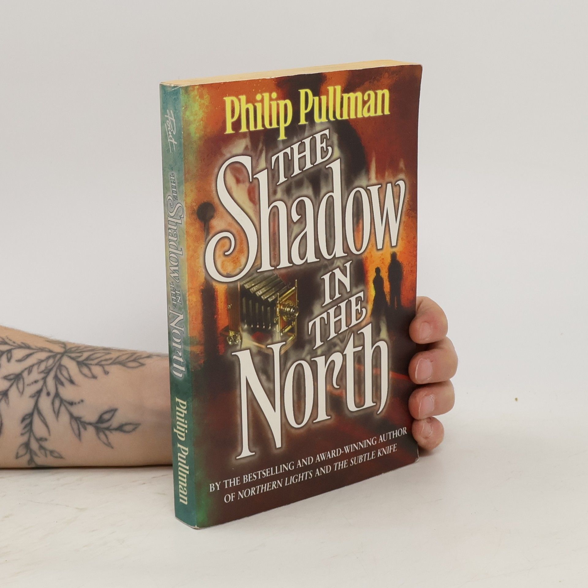 Philip Pullman The shadow in the north.